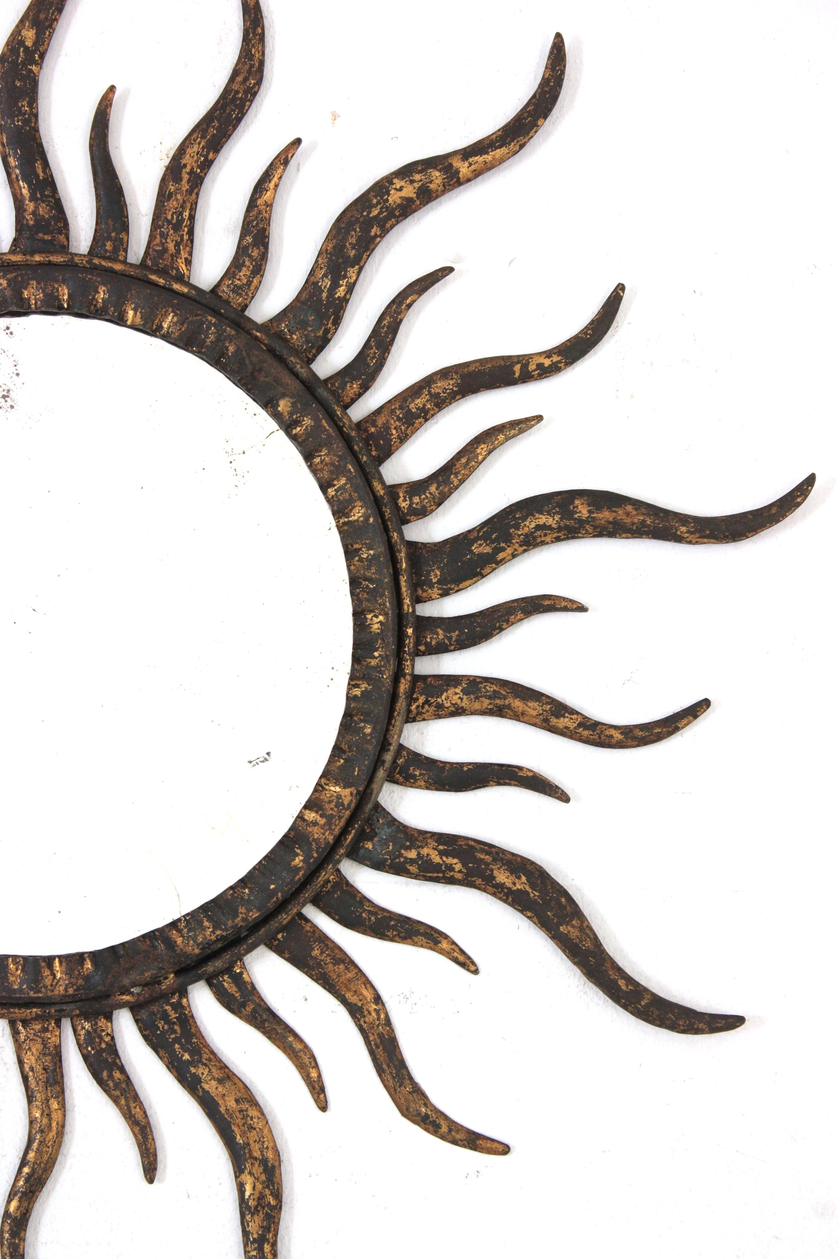 Sonnenschliffspiegel im Stil von Gilbert Poillerat, vergoldetes Metall im Angebot 1