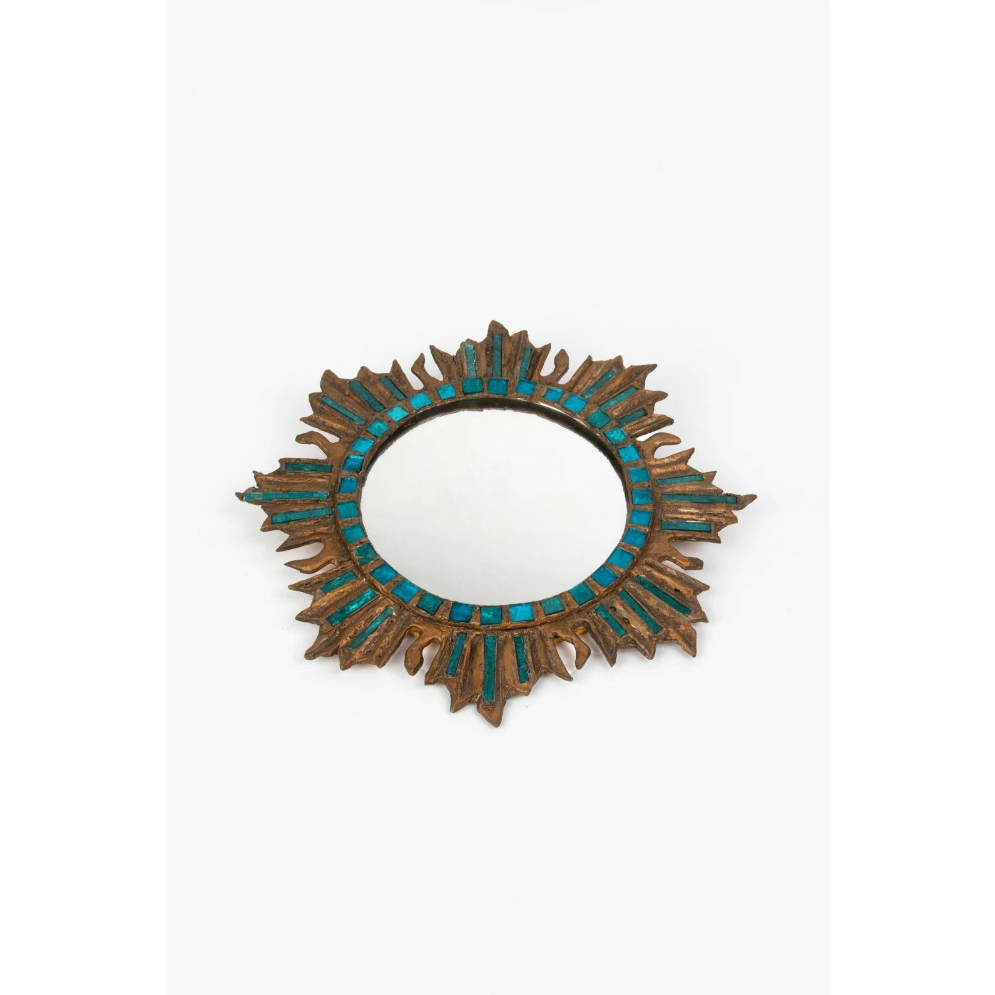 Sunburst mirror in the Style of Line Vautrin, 1960s.

A very stylish sunburst mirror made in the style of Line Vautrin.

The decorative metal frame is patinated to a dark gold colour and embellished with coloured mirror fragments.

Condition: