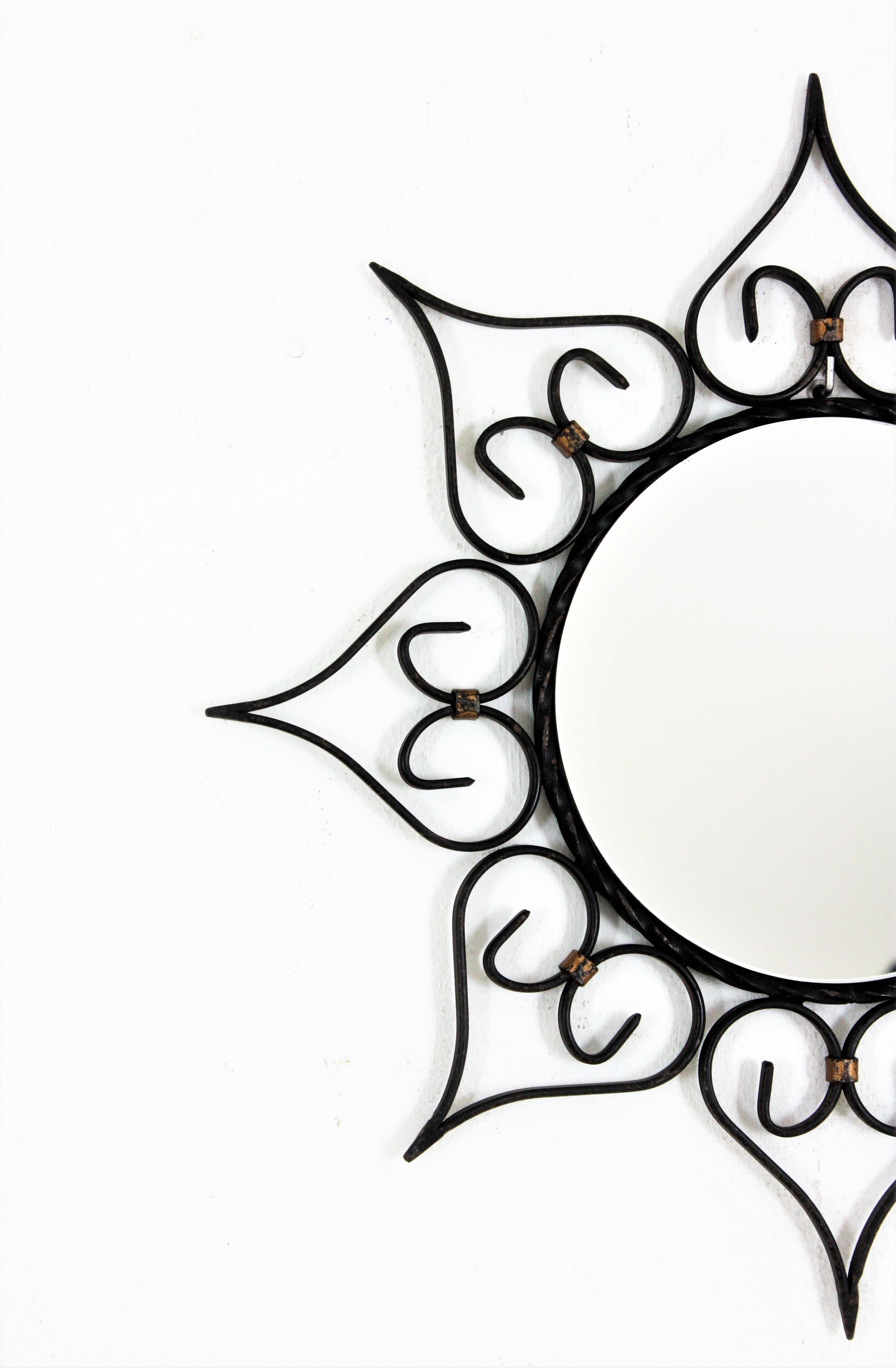 Sunburst Flower Mirror in Wrought Iron In Good Condition For Sale In Barcelona, ES