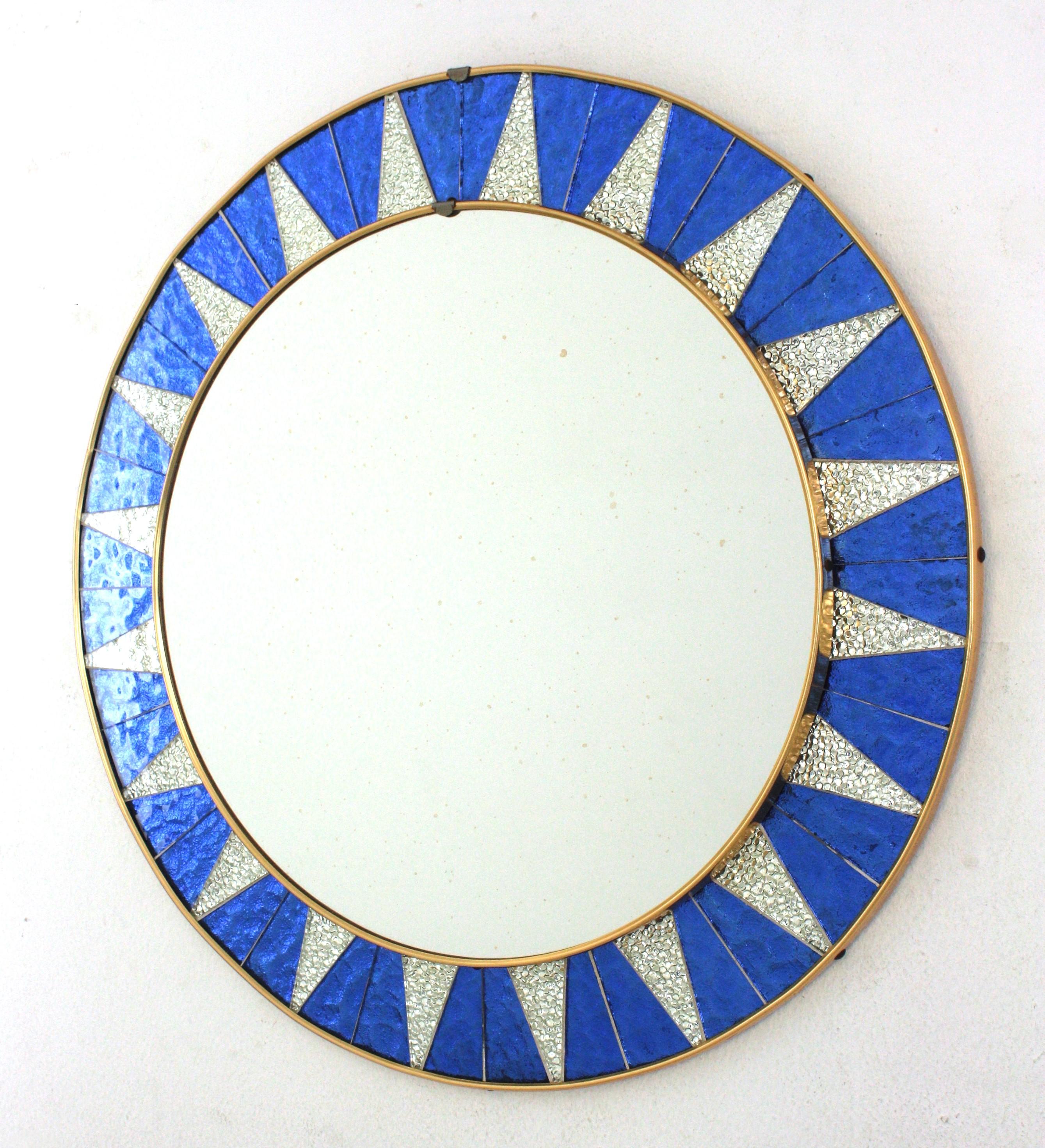 Miroir Sunburst avec cadre en verre mosaïque bleu et argenté, Espagne, années 1960 en vente 2