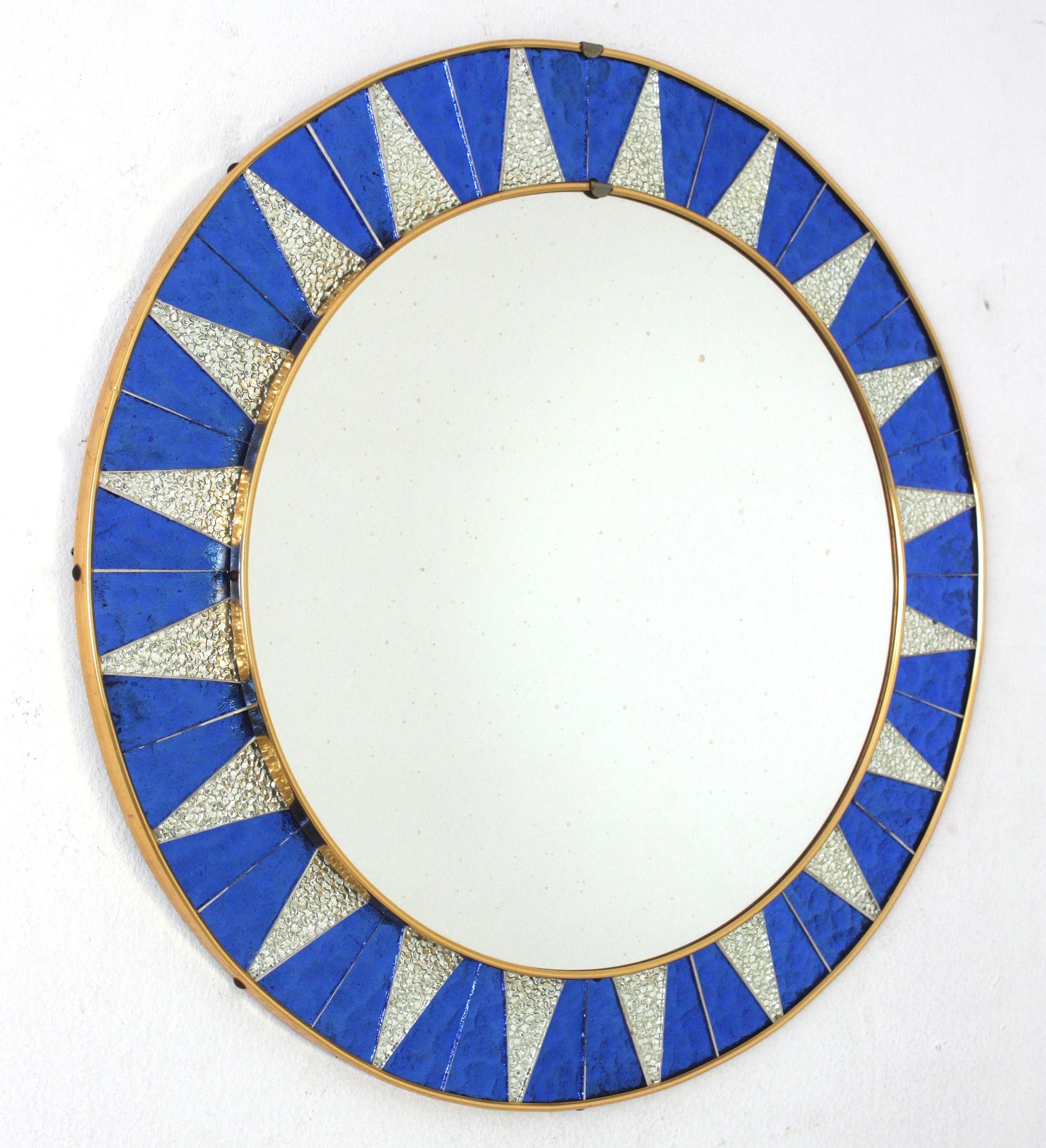 Miroir Sunburst avec cadre en verre mosaïque bleu et argenté, Espagne, années 1960 en vente 3