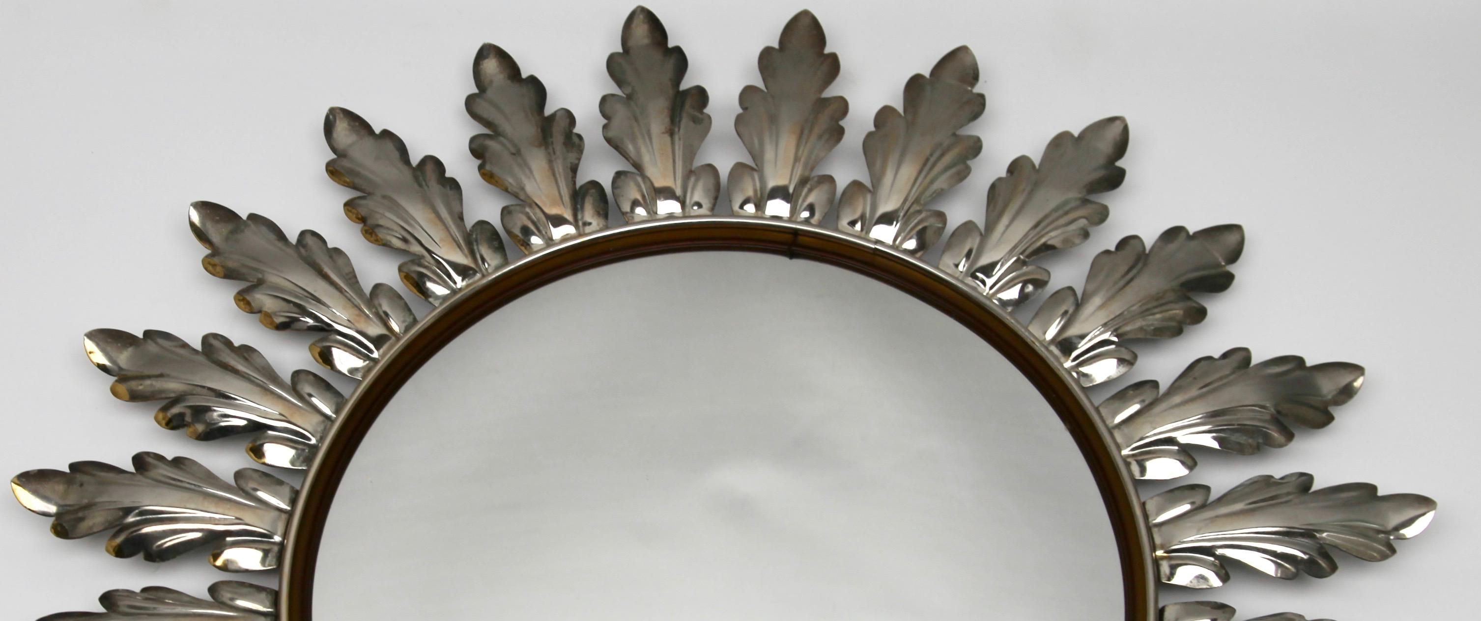 Sunburst mirror with convex mirror made by factory Deknudt in, Belgium
This lovely mirror has a beautiful aged patina according to its age and it is
an interesting piece to create a wall decoration
Made from solid brass.
It was made in the mirror