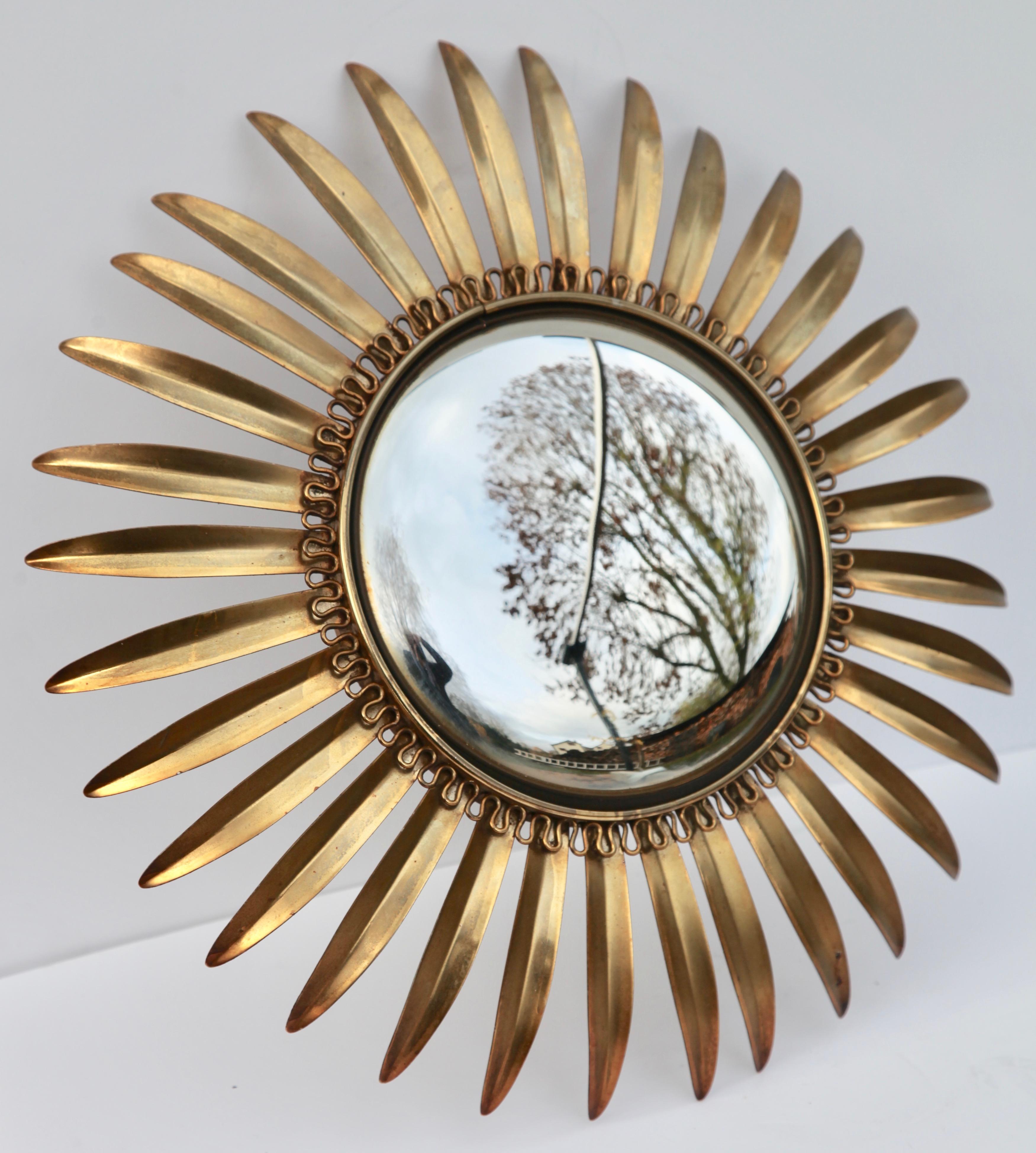 Sunburst mirror with convex mirror made by factory Deknudtin, Belgium
This lovely mirror has a beautiful aged patina according to its age and it is
an interesting piece to create a wall decoration
Made from solid brass.
It was made in the mirror