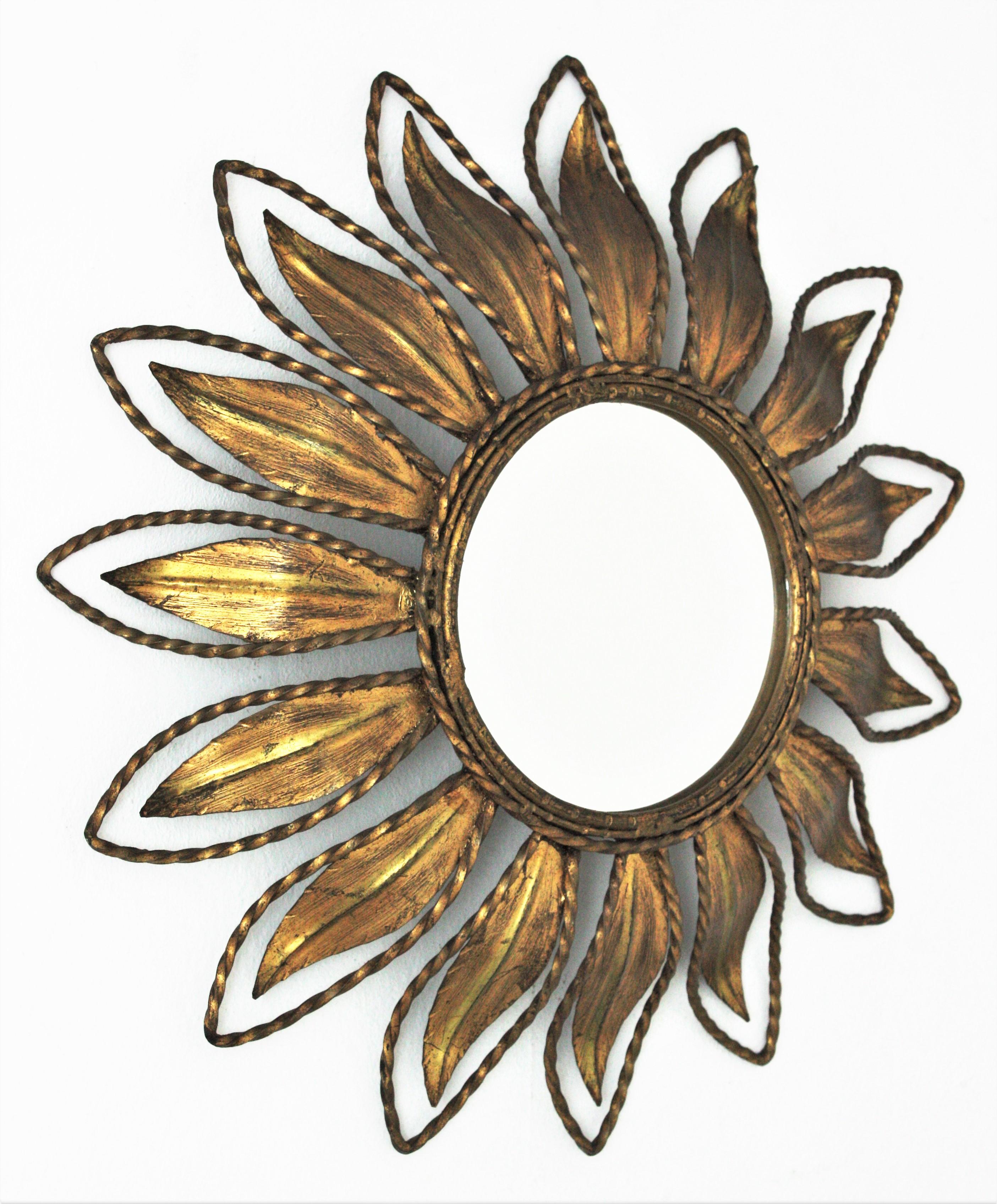 Spanish Mid-Century Modern Sunburst Mirror in Gilt Metal In Good Condition For Sale In Barcelona, ES