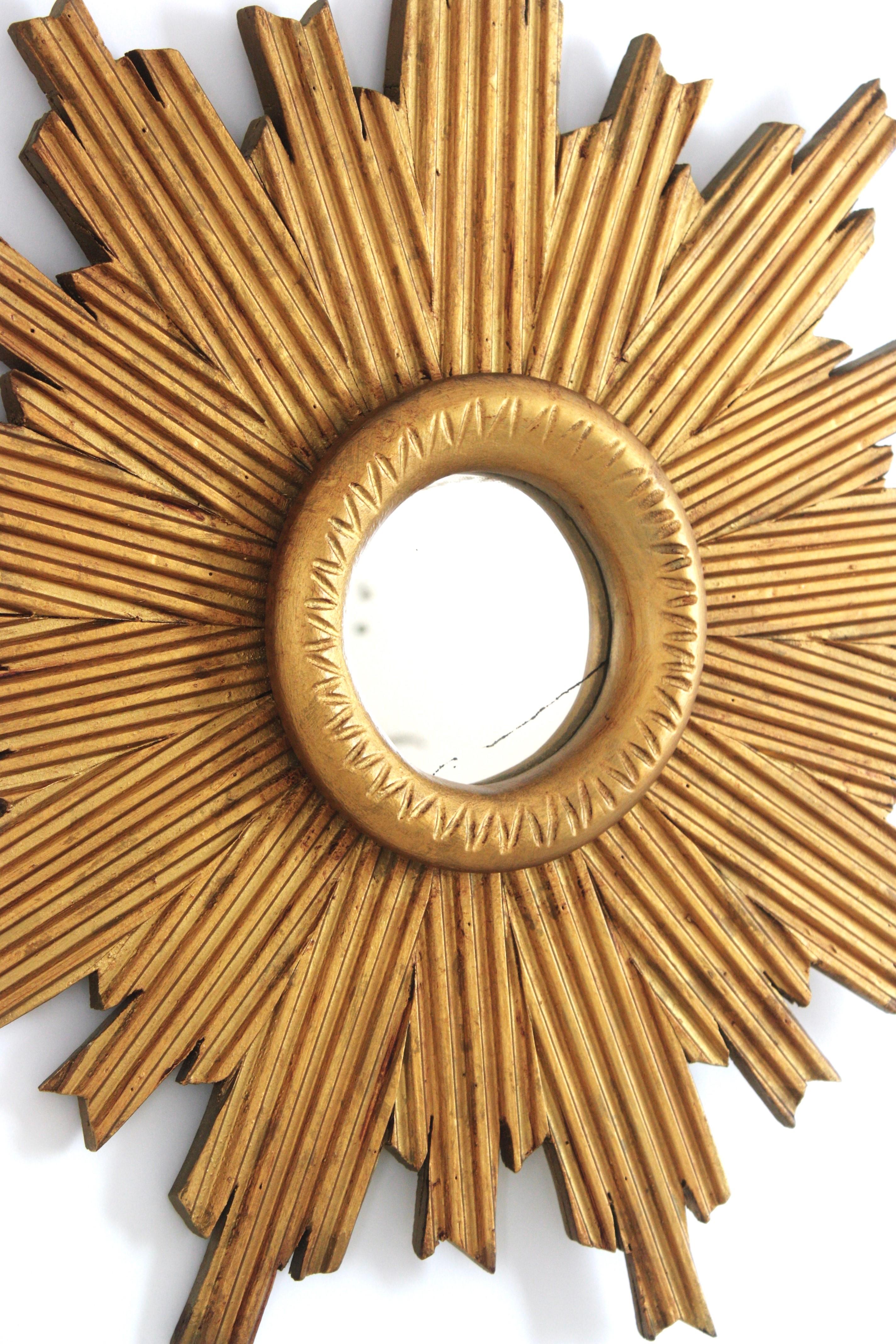 Sunburst Mirror with Striped Frame in Giltwood In Good Condition For Sale In Barcelona, ES