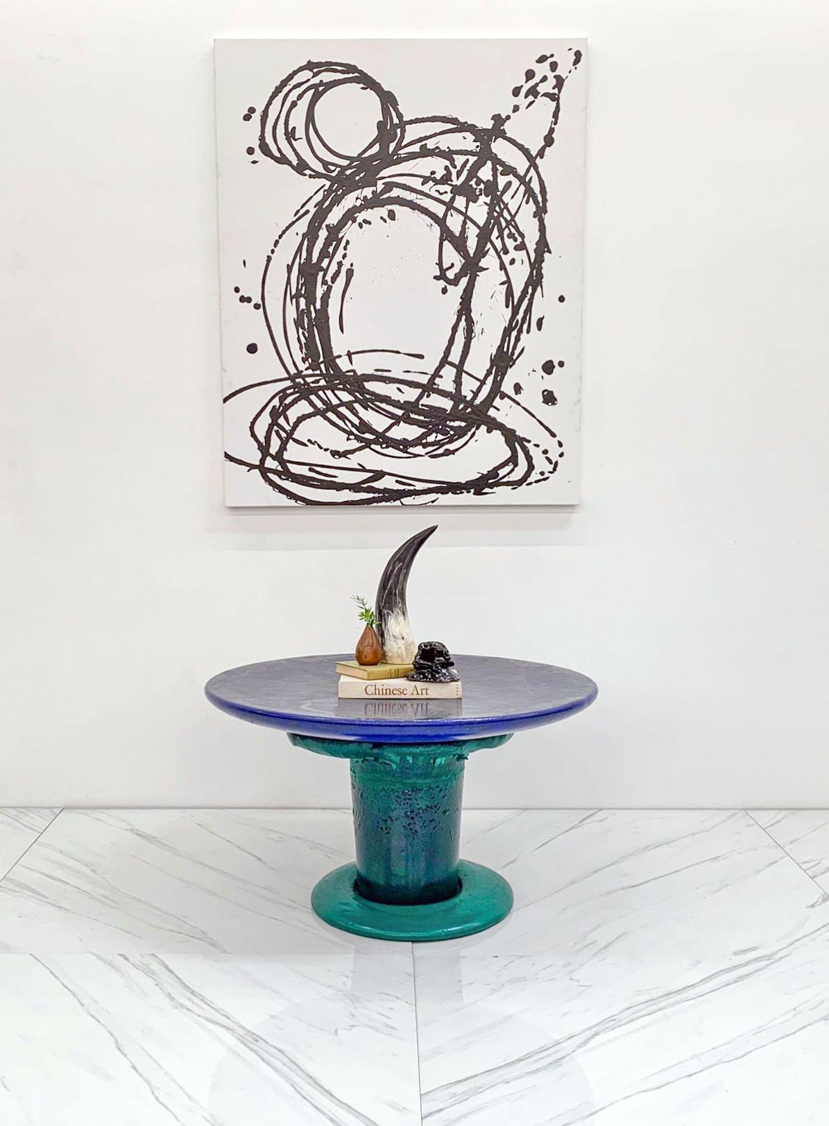 Questo tavolo è assolutamente stupefacente! Un tavolo a fungo, realizzato a mano dall'artista pop Louis Durot. Quest'opera d'arte postmoderna proviene dalla collezione personale di Gisele Person, che era la sua ex direttrice delle vendite e del