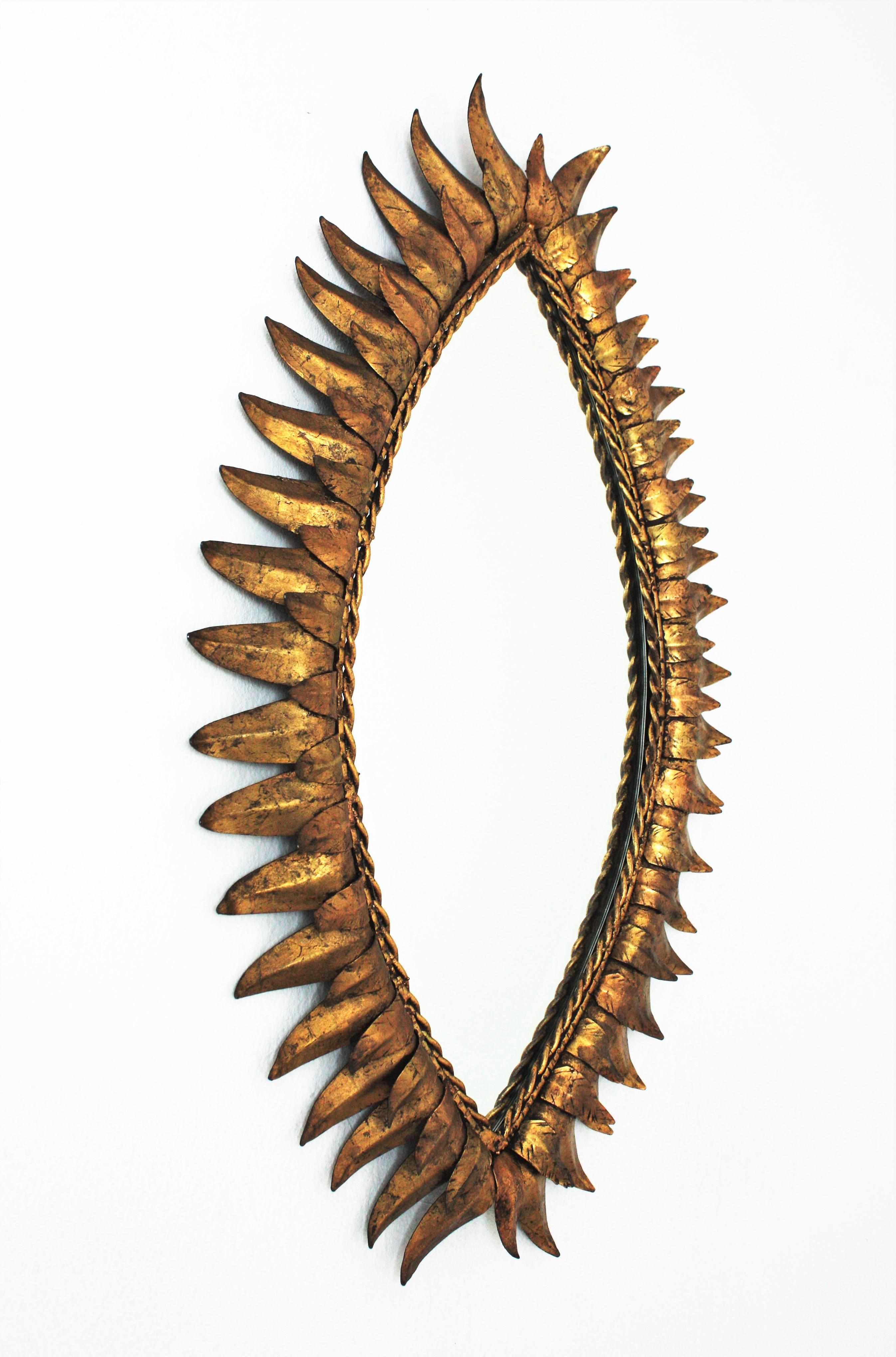 Ovaler Spiegel in Augenform mit Sonnenschliff aus vergoldetem Eisen (Vergoldet) im Angebot