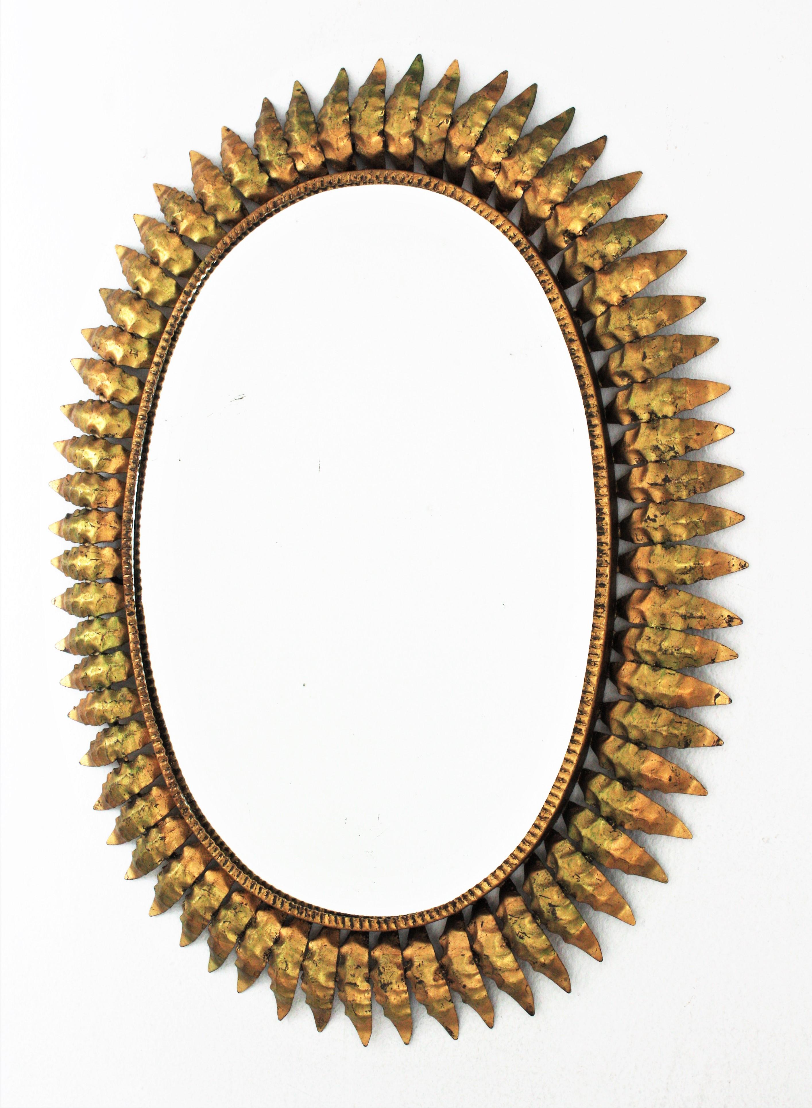 Spanischer ovaler Spiegel mit Sonnenschliff aus vergoldetem Eisen, 1950er Jahre im Angebot 4