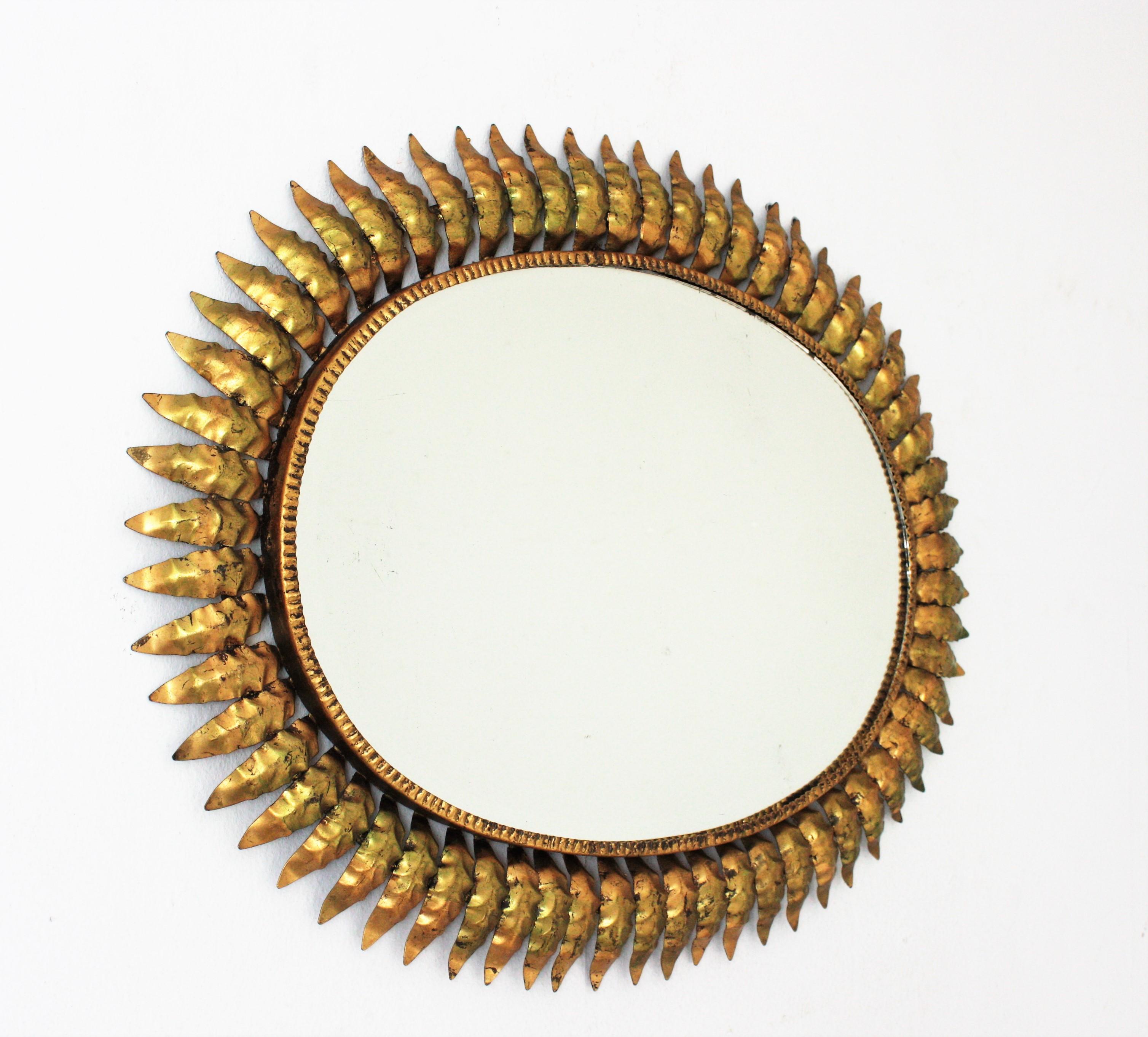 Spanischer ovaler Spiegel mit Sonnenschliff aus vergoldetem Eisen, 1950er Jahre im Angebot 7