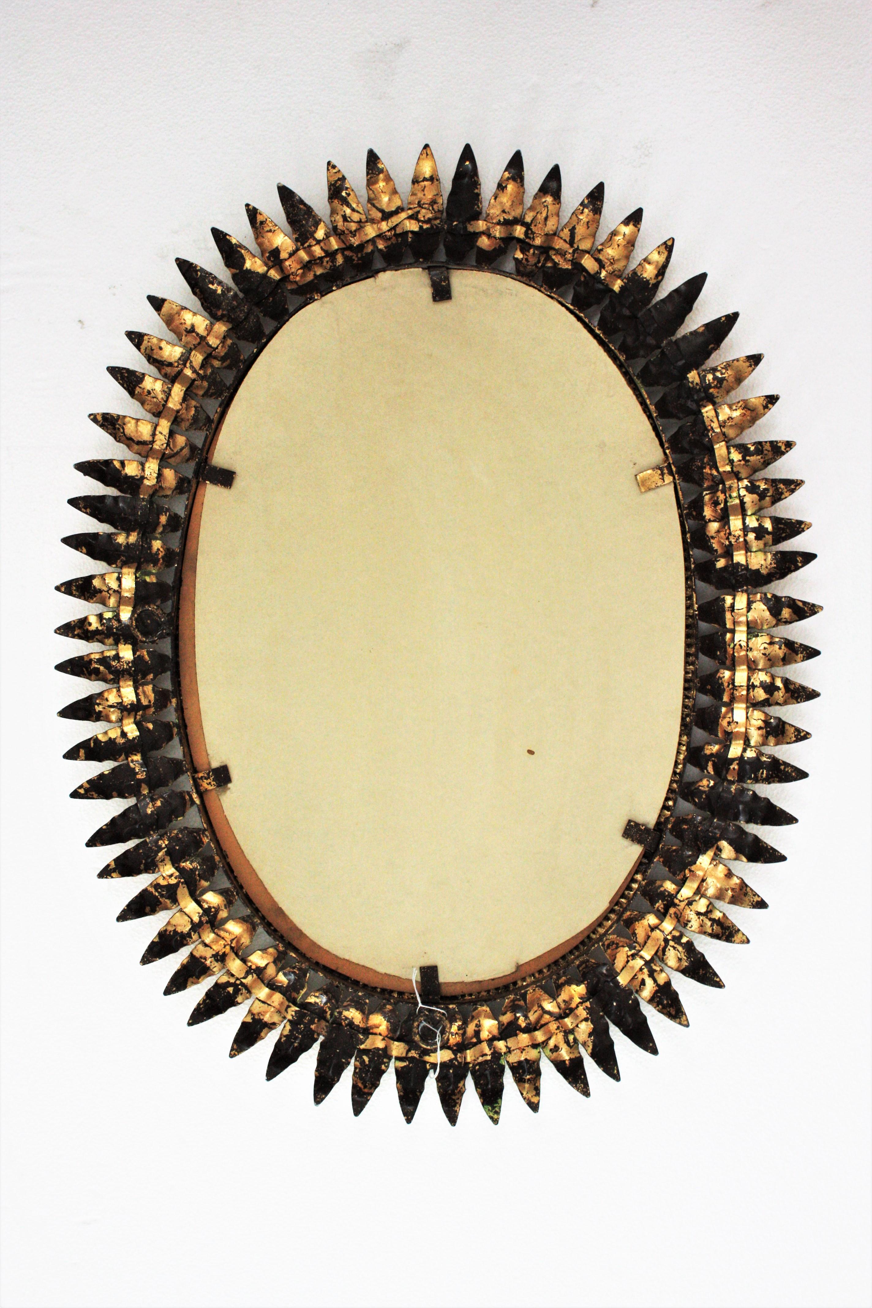 Spanischer ovaler Spiegel mit Sonnenschliff aus vergoldetem Eisen, 1950er Jahre im Angebot 8
