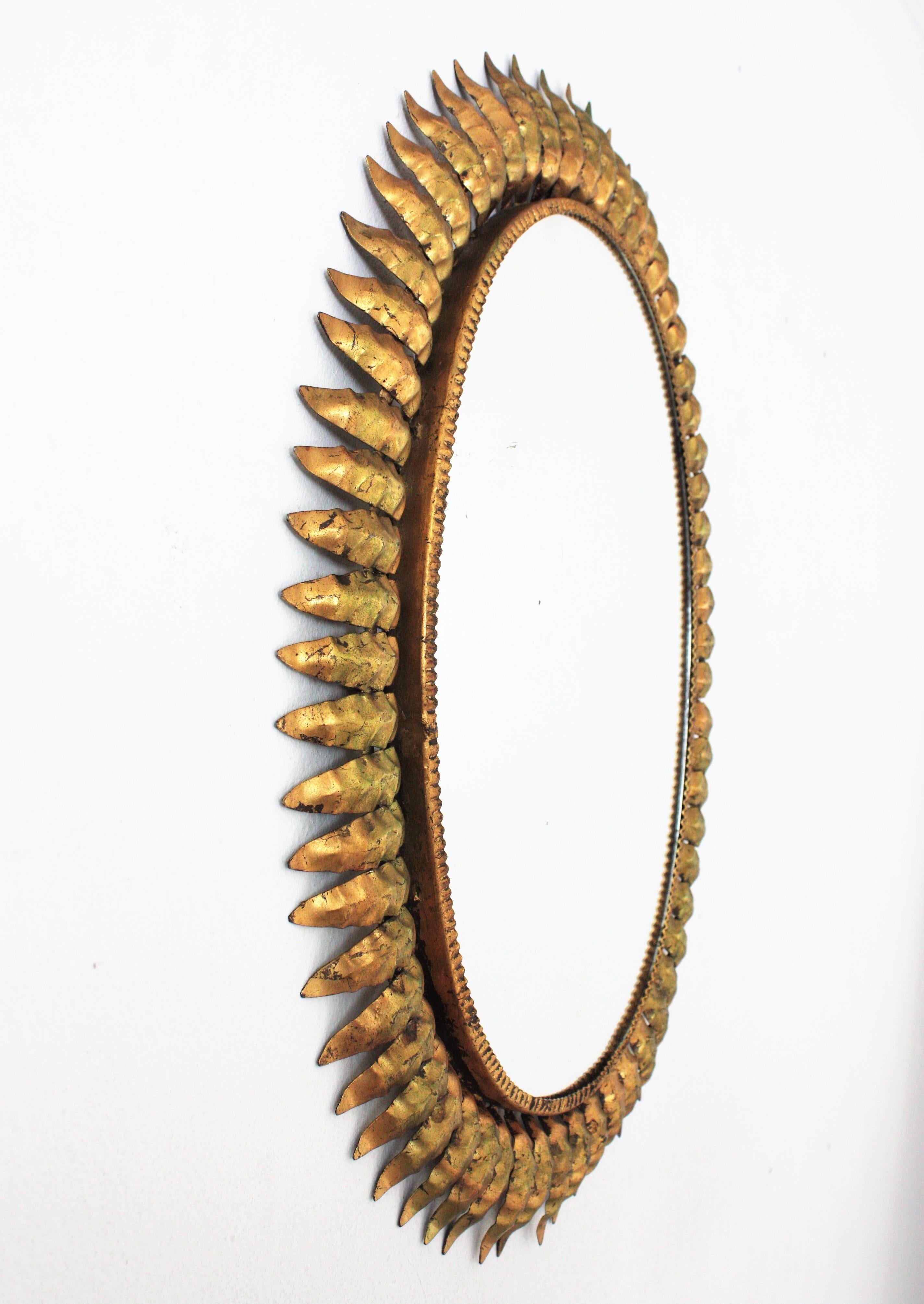 Spanischer ovaler Spiegel mit Sonnenschliff aus vergoldetem Eisen, 1950er Jahre (20. Jahrhundert) im Angebot