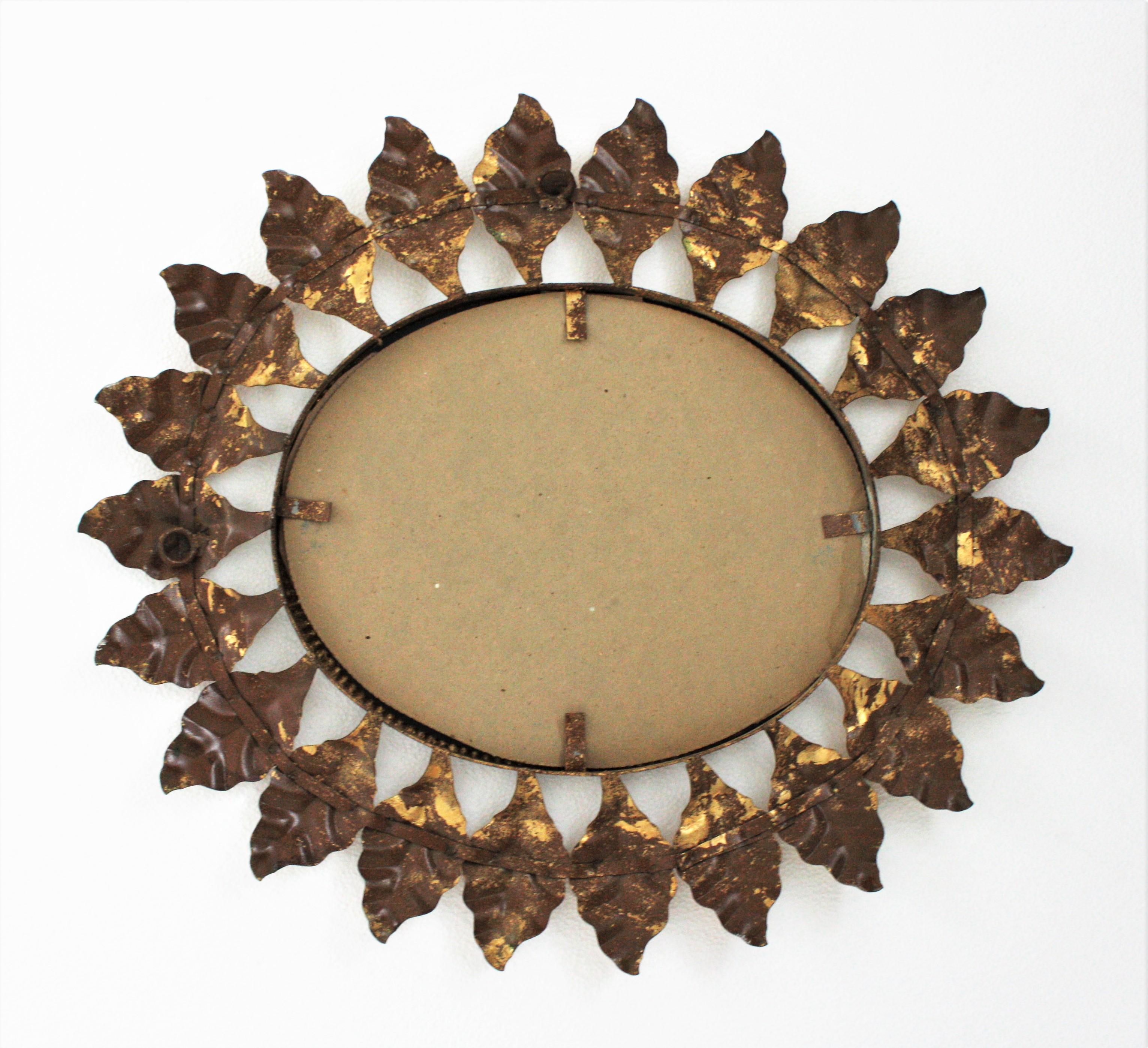 Ovaler Spiegel mit Sonnenschliff aus vergoldetem Metall, 1950er Jahre im Angebot 3