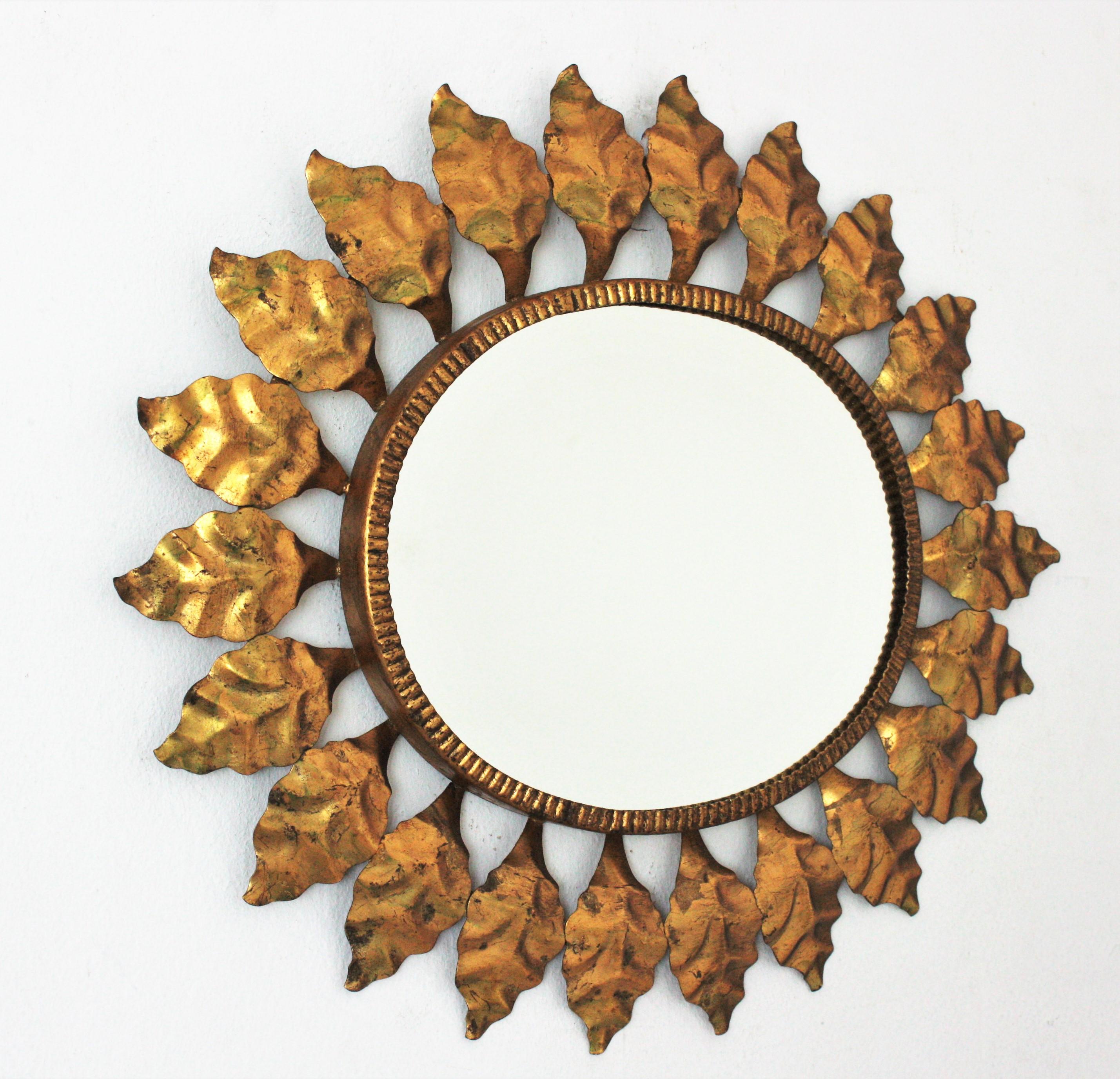Ovaler Spiegel mit Sonnenschliff aus vergoldetem Metall, 1950er Jahre (Hollywood Regency) im Angebot