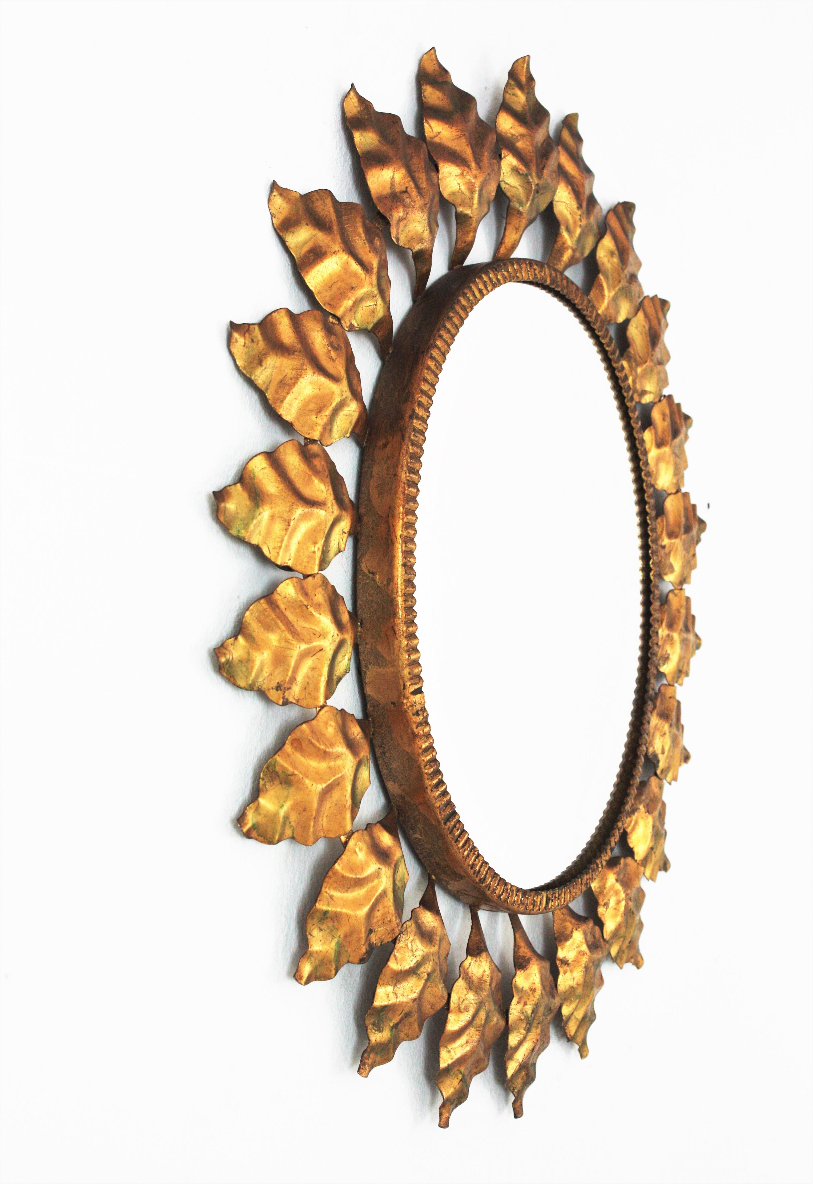 Ovaler Spiegel mit Sonnenschliff aus vergoldetem Metall, 1950er Jahre (Vergoldet) im Angebot