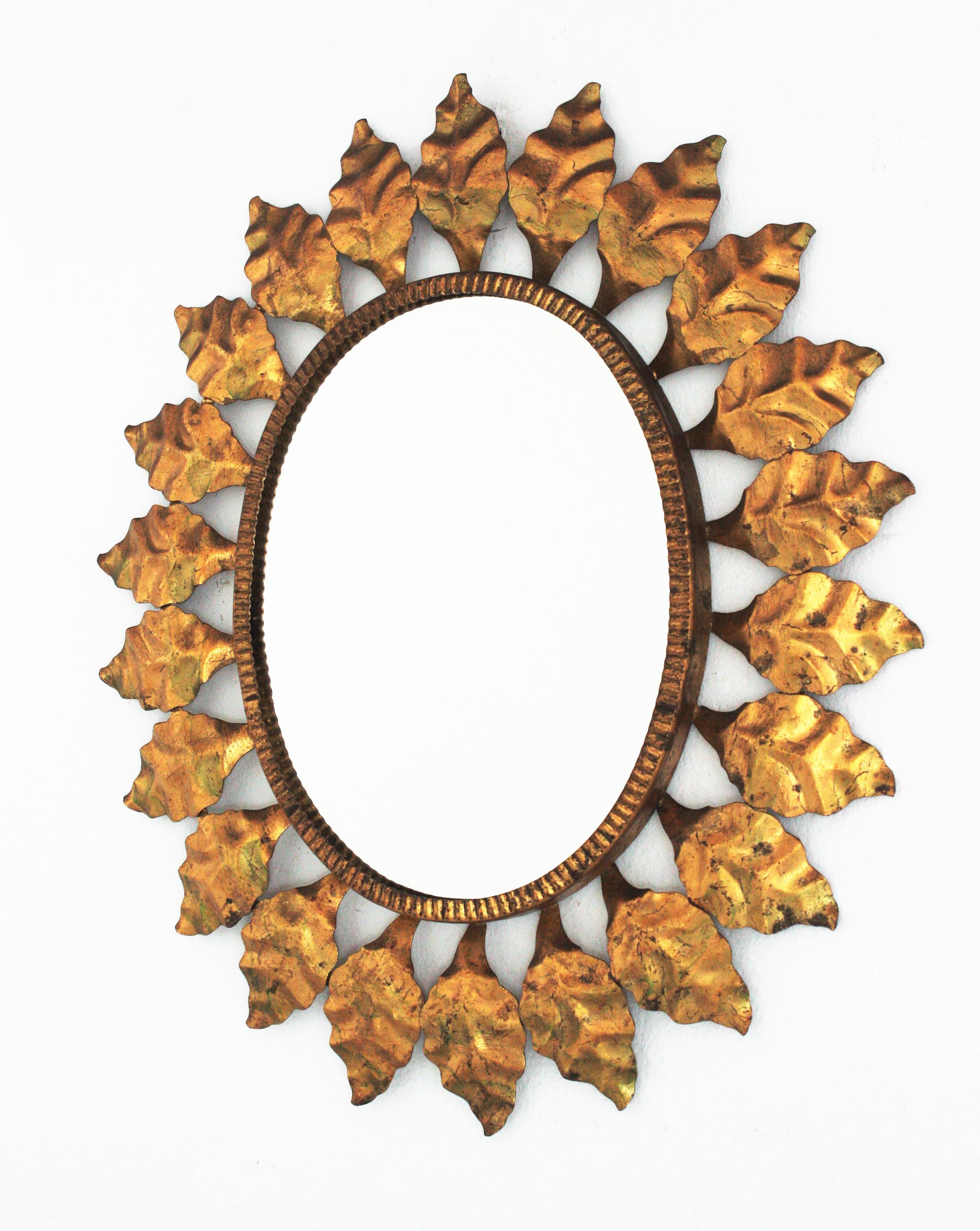 Ovaler Spiegel mit Sonnenschliff aus vergoldetem Metall, 1950er Jahre im Angebot 2