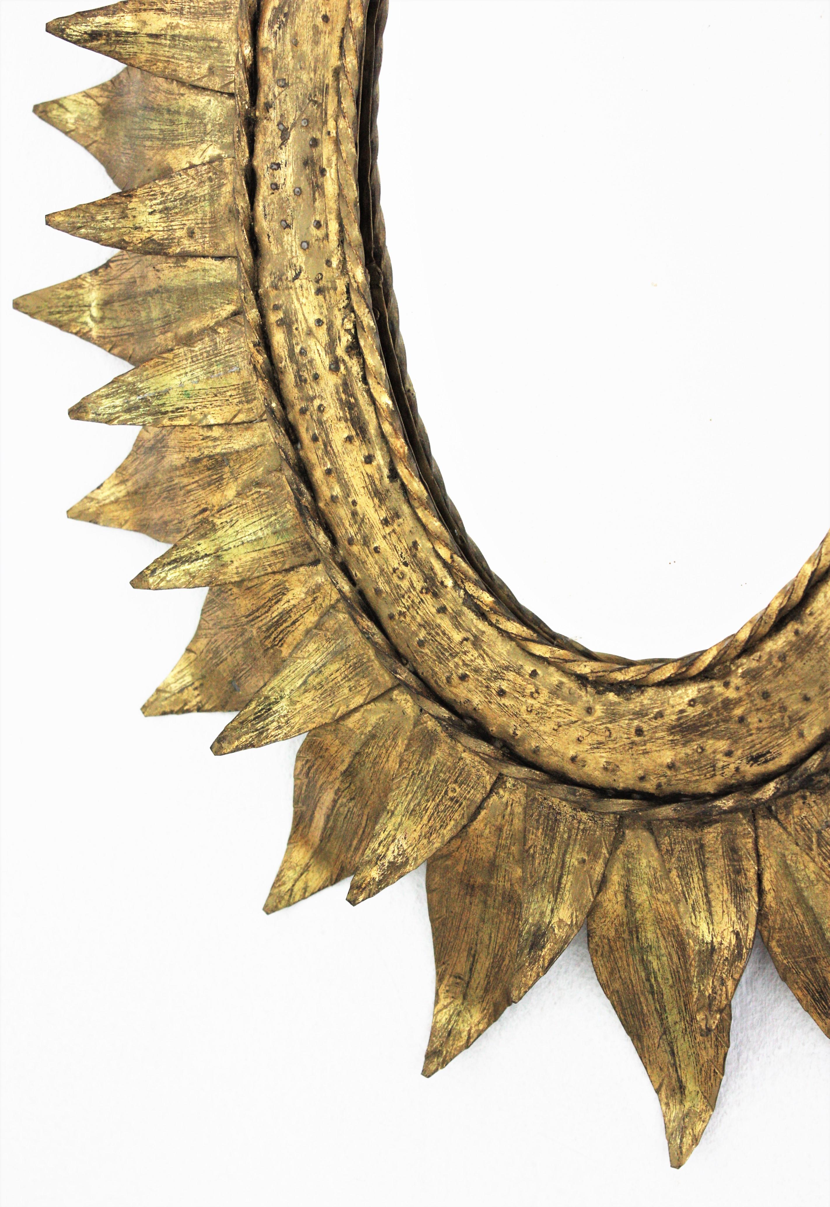 Miroir ovale en métal doré avec encadrement à deux feuilles en vente 2