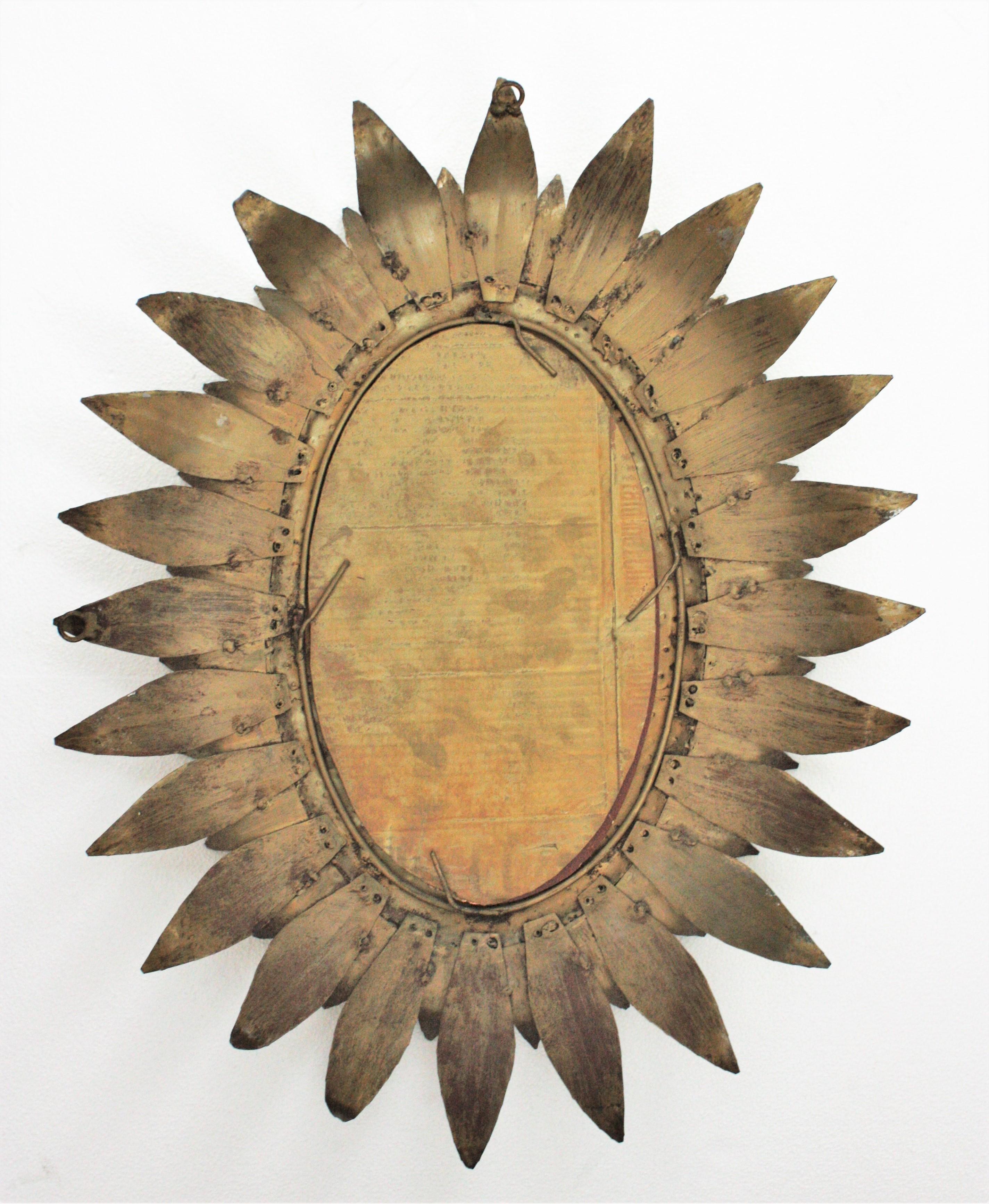 Espejo oval francés Sunburst en metal dorado con marco de doble hoja, años 50 en venta 5