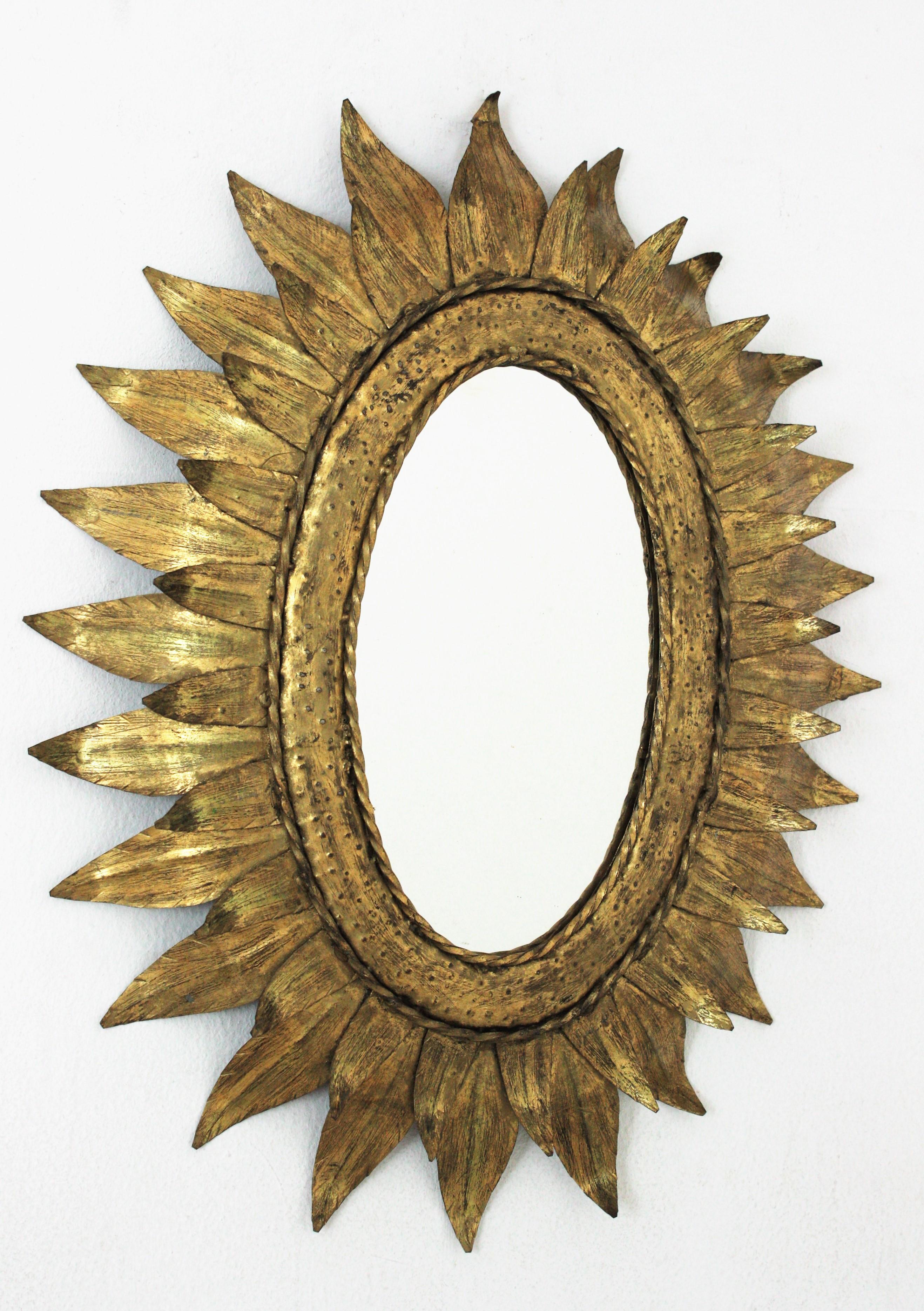 Mid-Century Modern Miroir ovale en métal doré avec encadrement à deux feuilles en vente