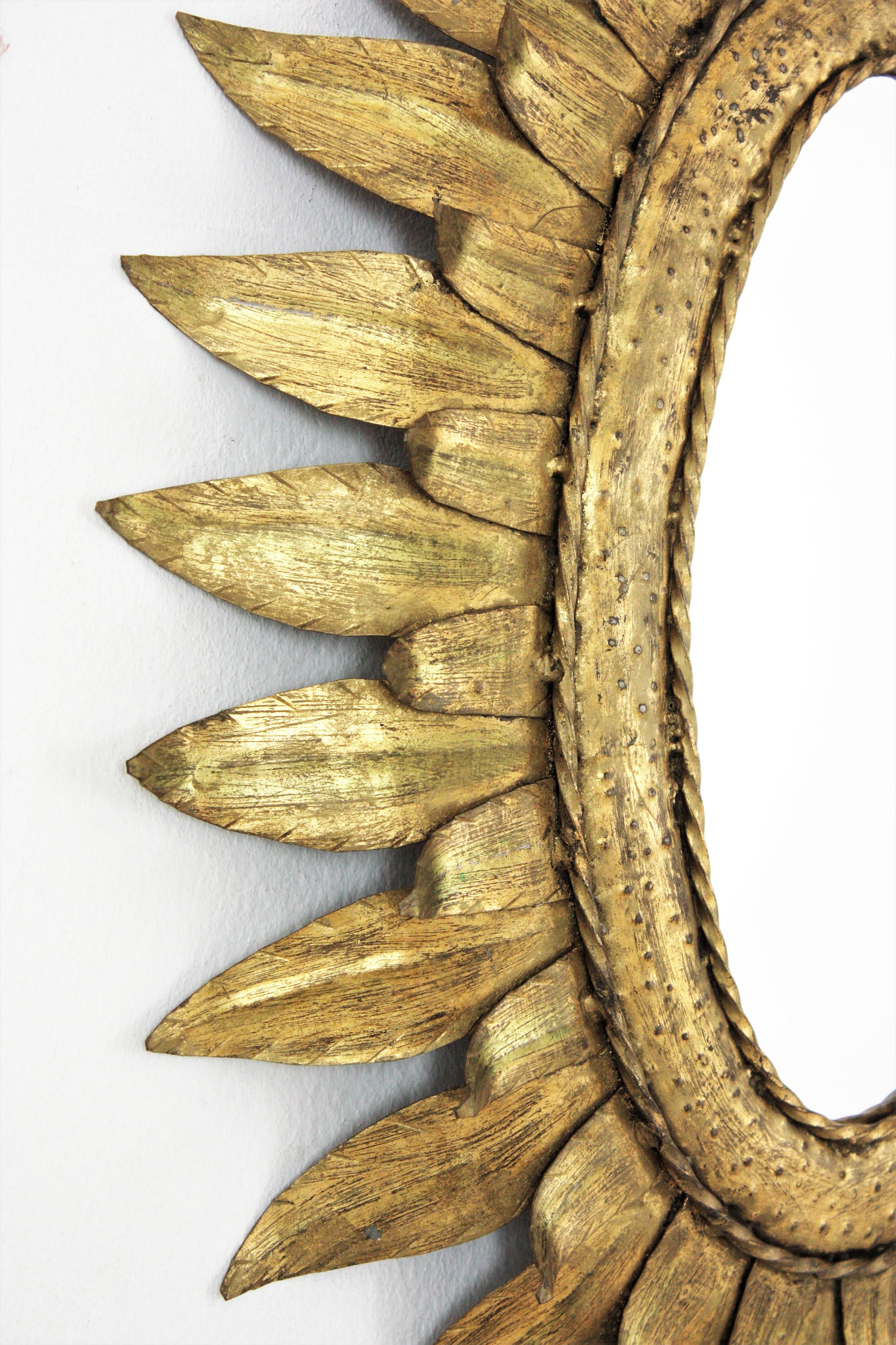 Miroir ovale en métal doré avec encadrement à deux feuilles Bon état - En vente à Barcelona, ES