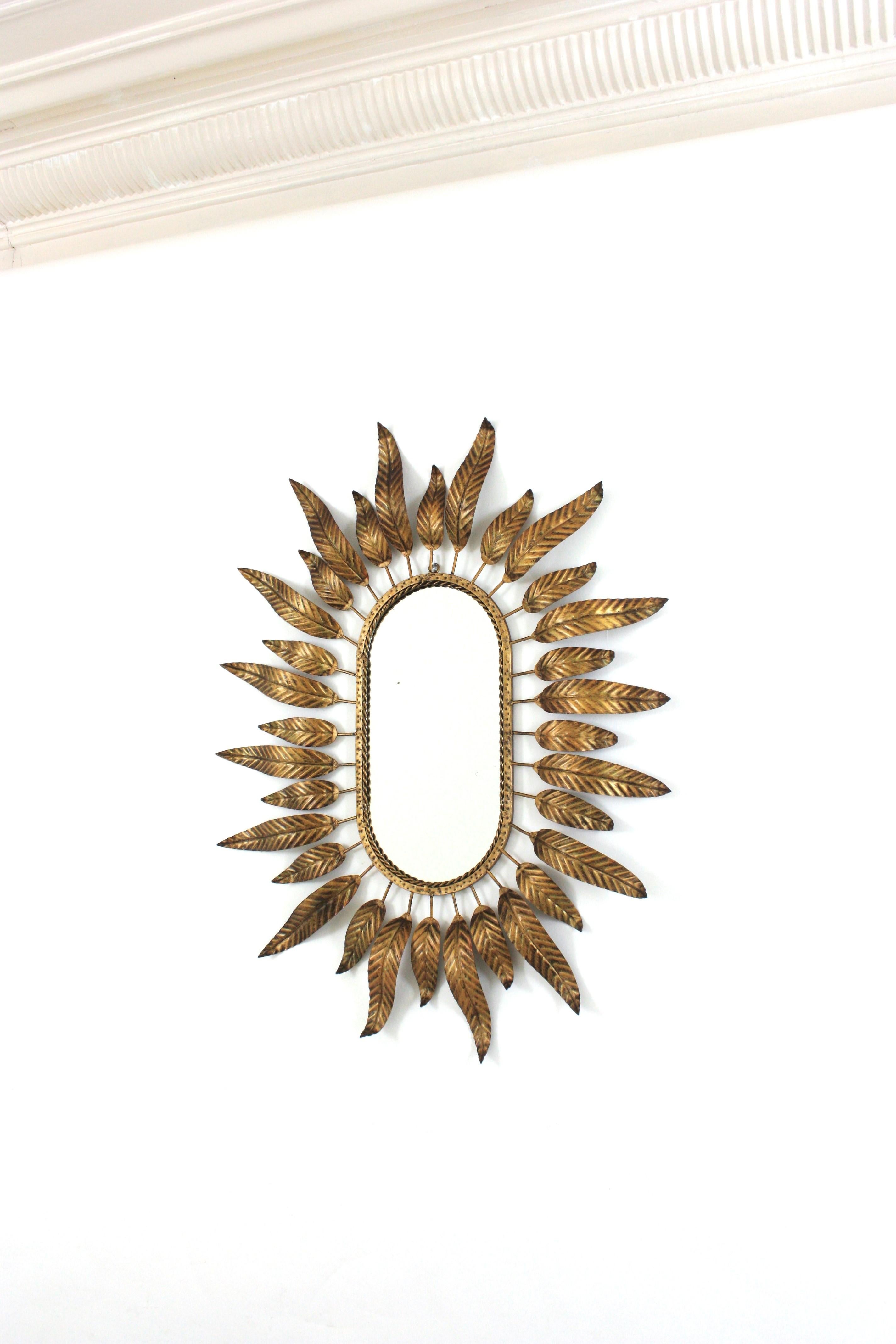 Specchio ovale Sunburst in metallo dorato con cornice fogliacea in vendita 2