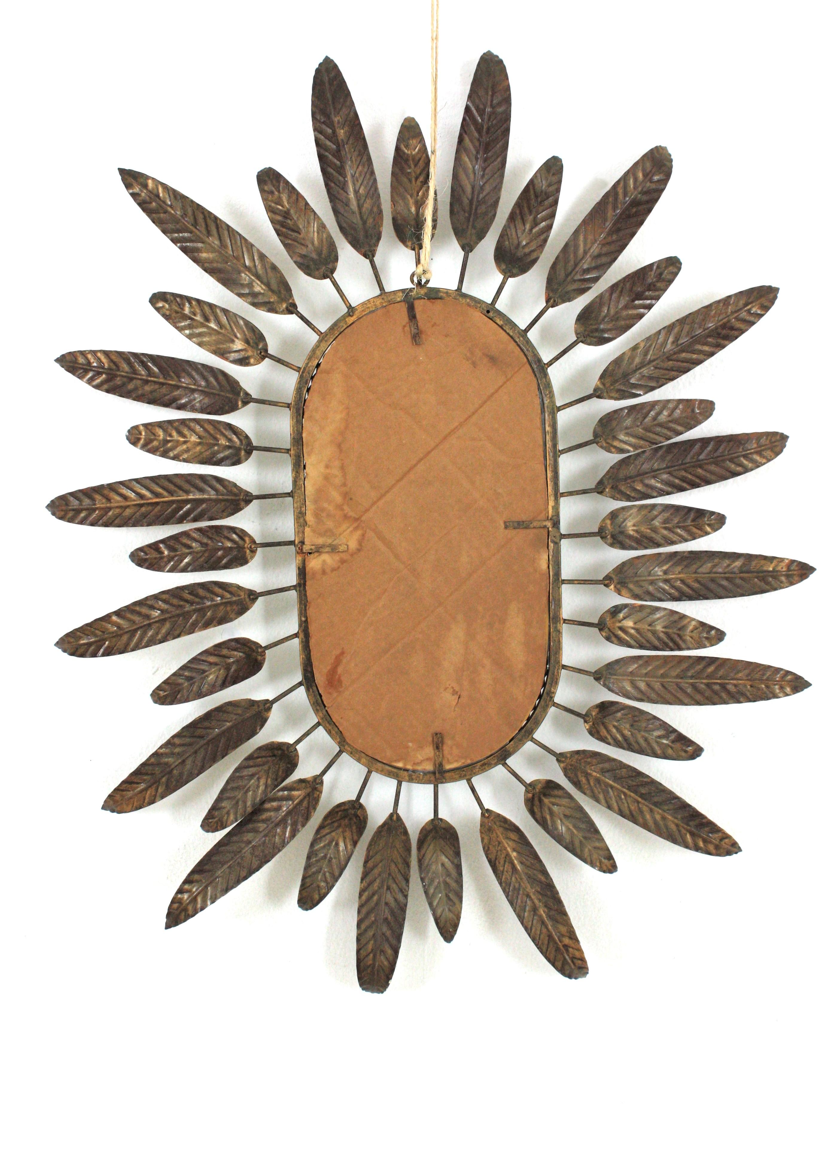 Miroir ovale Sunburst en métal doré avec cadre à feuillage en vente 3