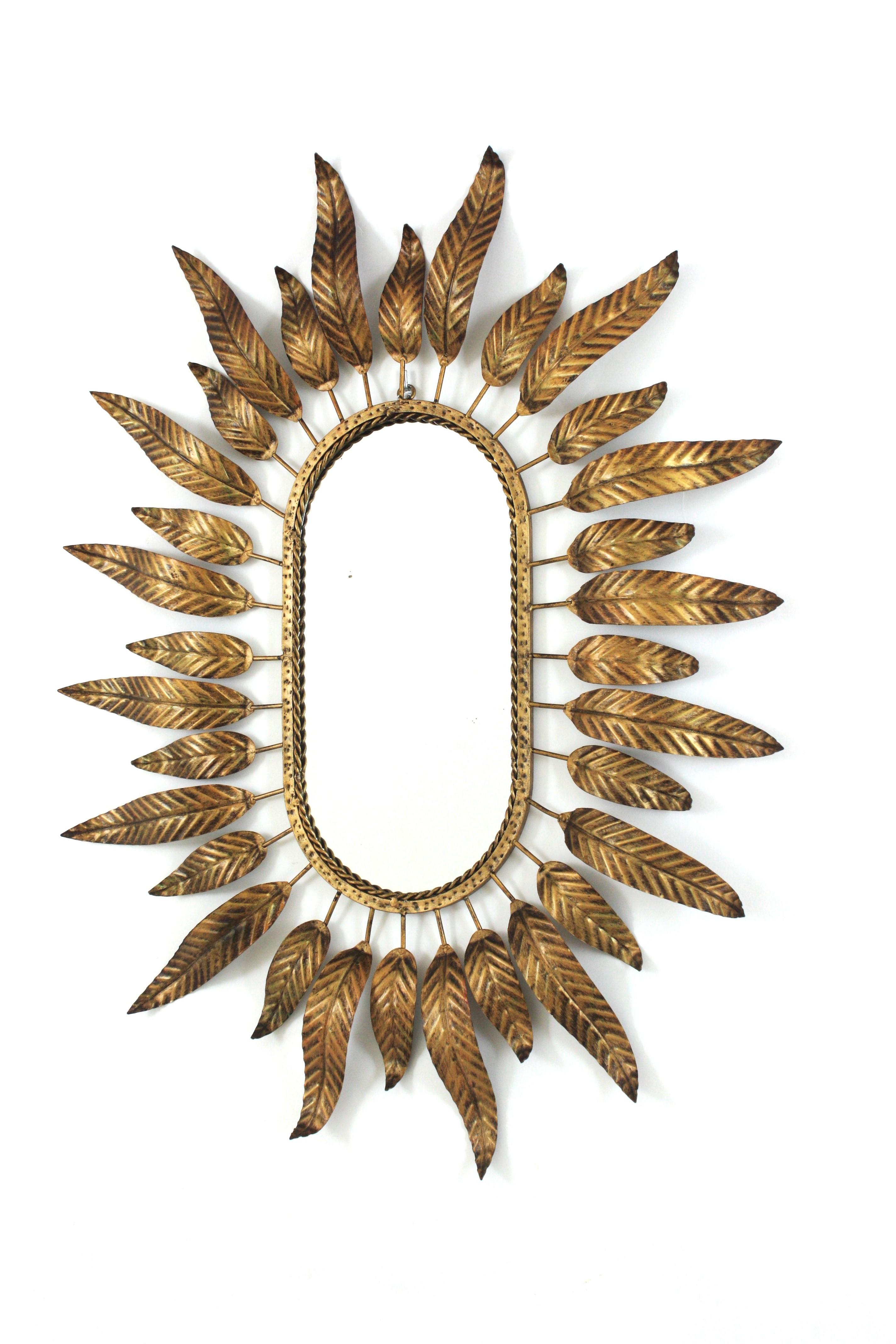Specchio ovale Sunburst in metallo dorato con cornice fogliacea in vendita 3