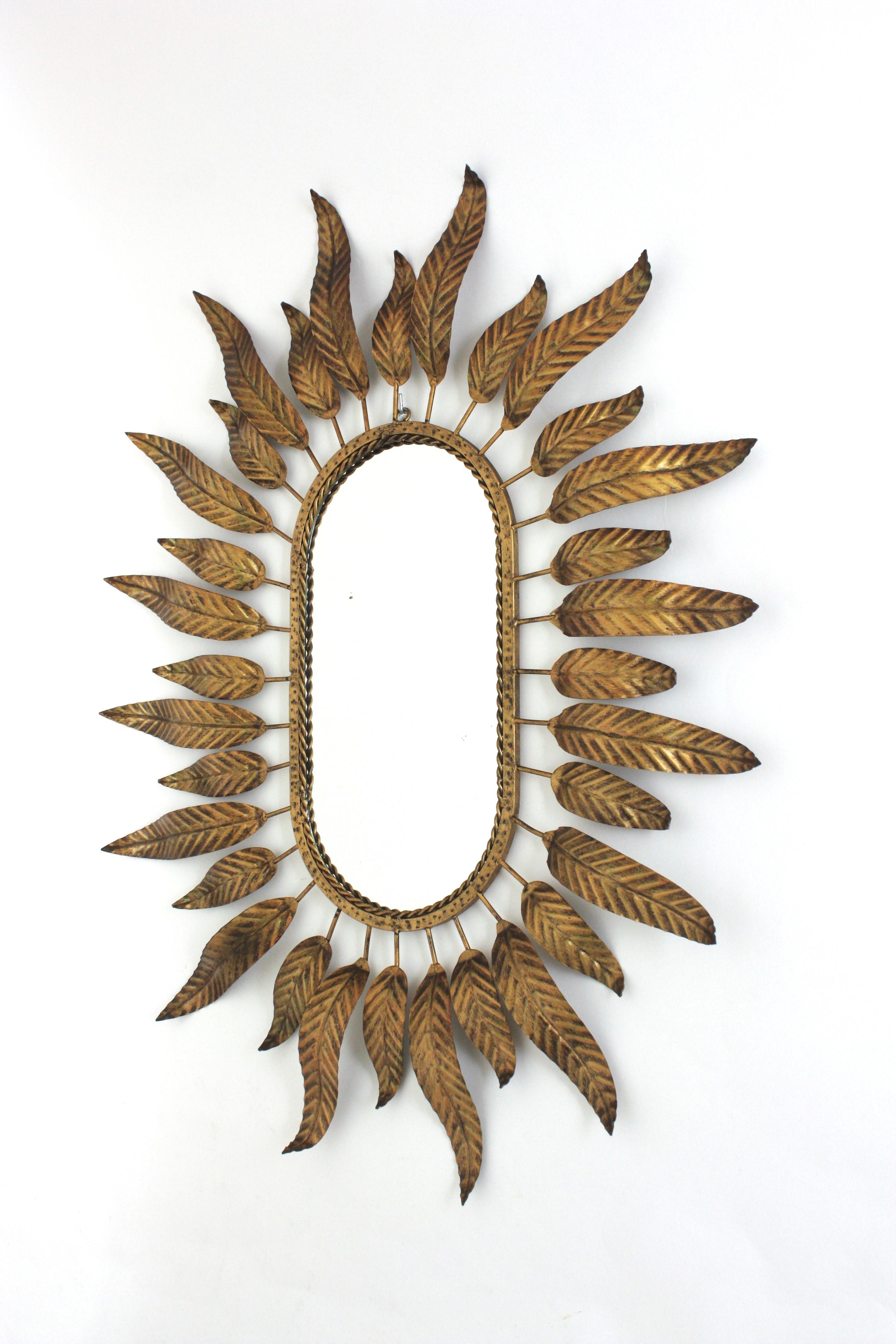 Specchio ovale Sunburst in metallo dorato con cornice fogliacea in vendita 4