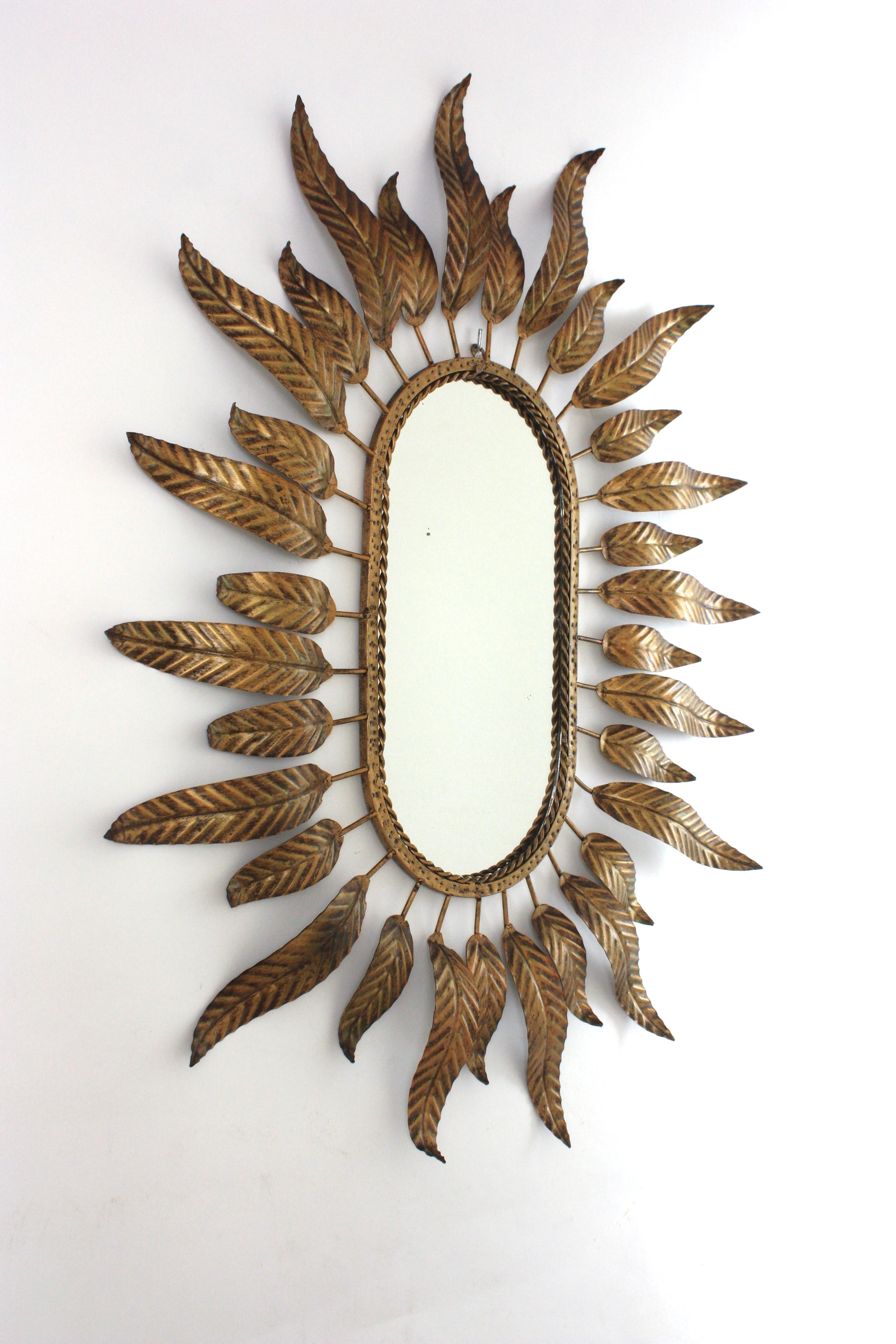 Specchio ovale Sunburst in metallo dorato con cornice fogliacea in vendita 6