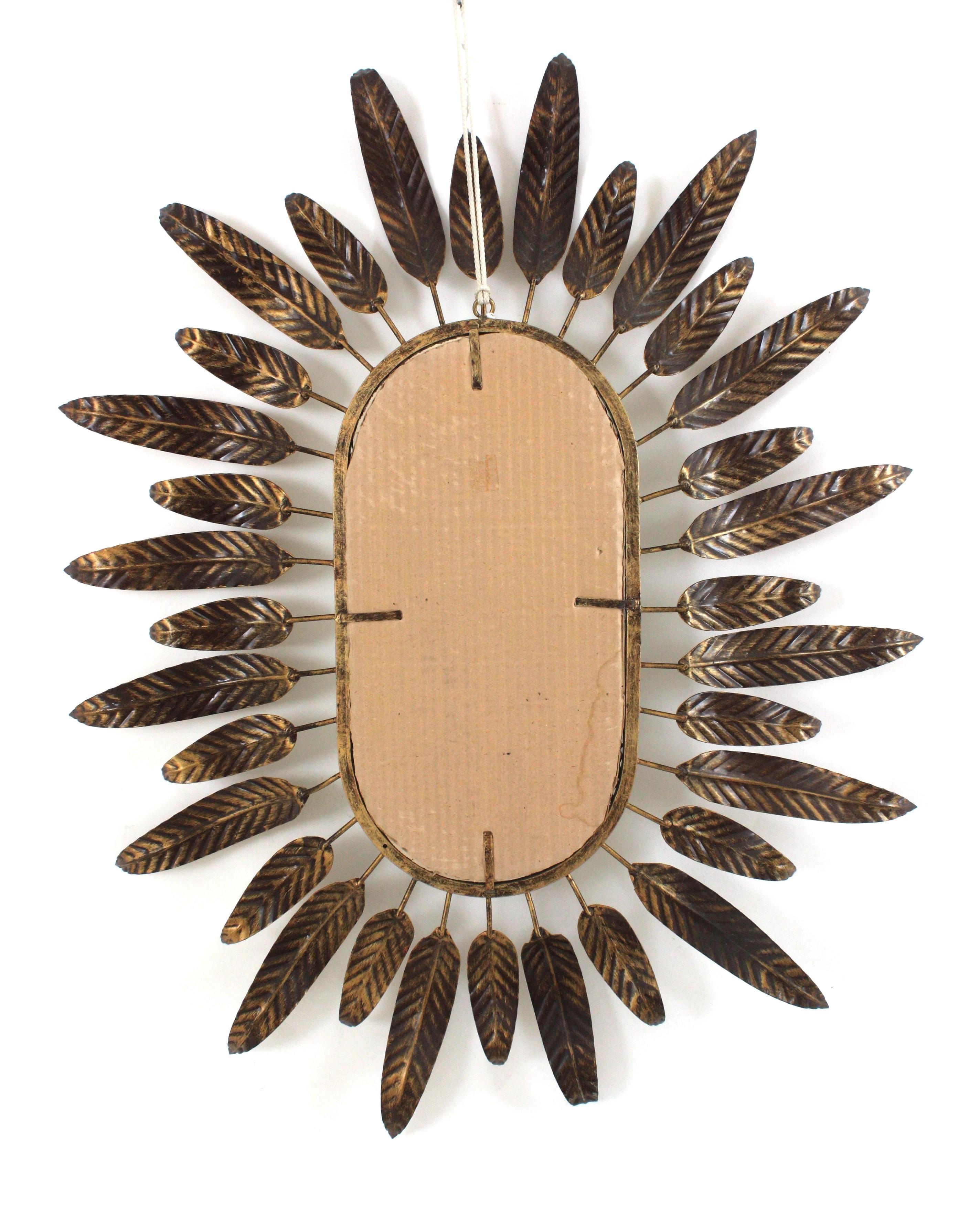 Specchio ovale Sunburst in metallo dorato con cornice fogliacea in vendita 7