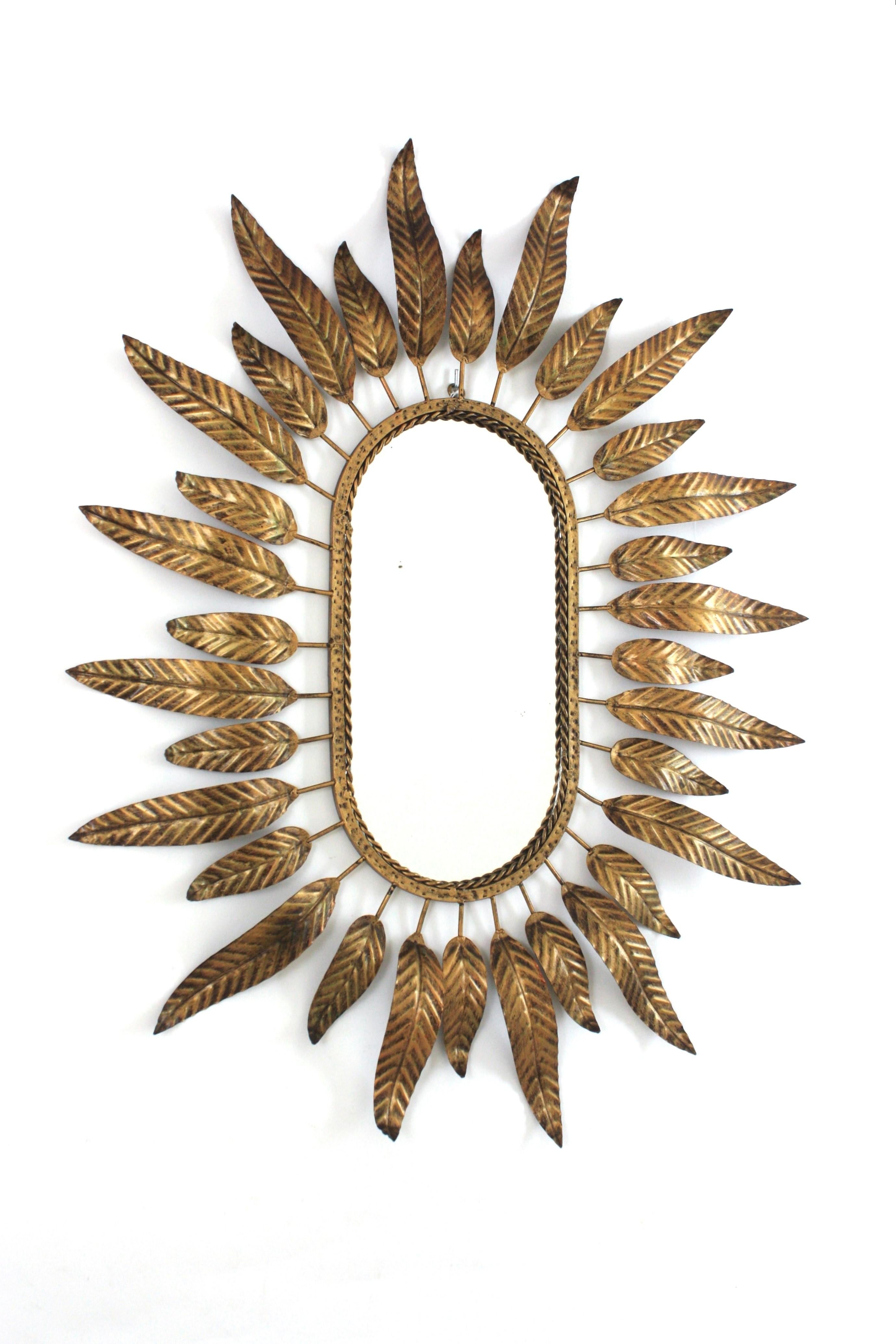 Mid-Century moderno Specchio ovale Sunburst in metallo dorato con cornice fogliacea in vendita