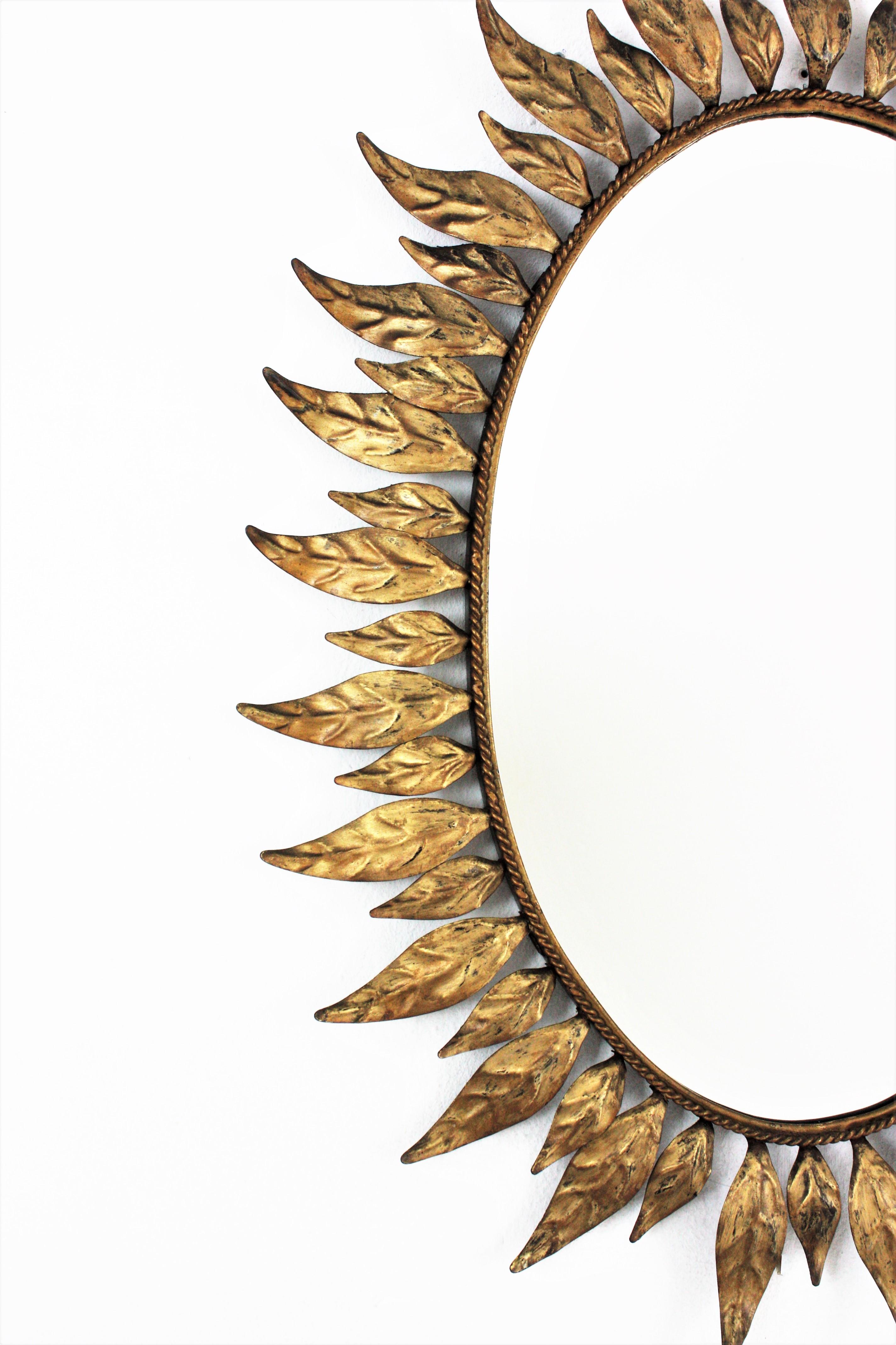Sunburst Oval Mirror in Gilt Metal with Leafed Frame In Good Condition For Sale In Barcelona, ES