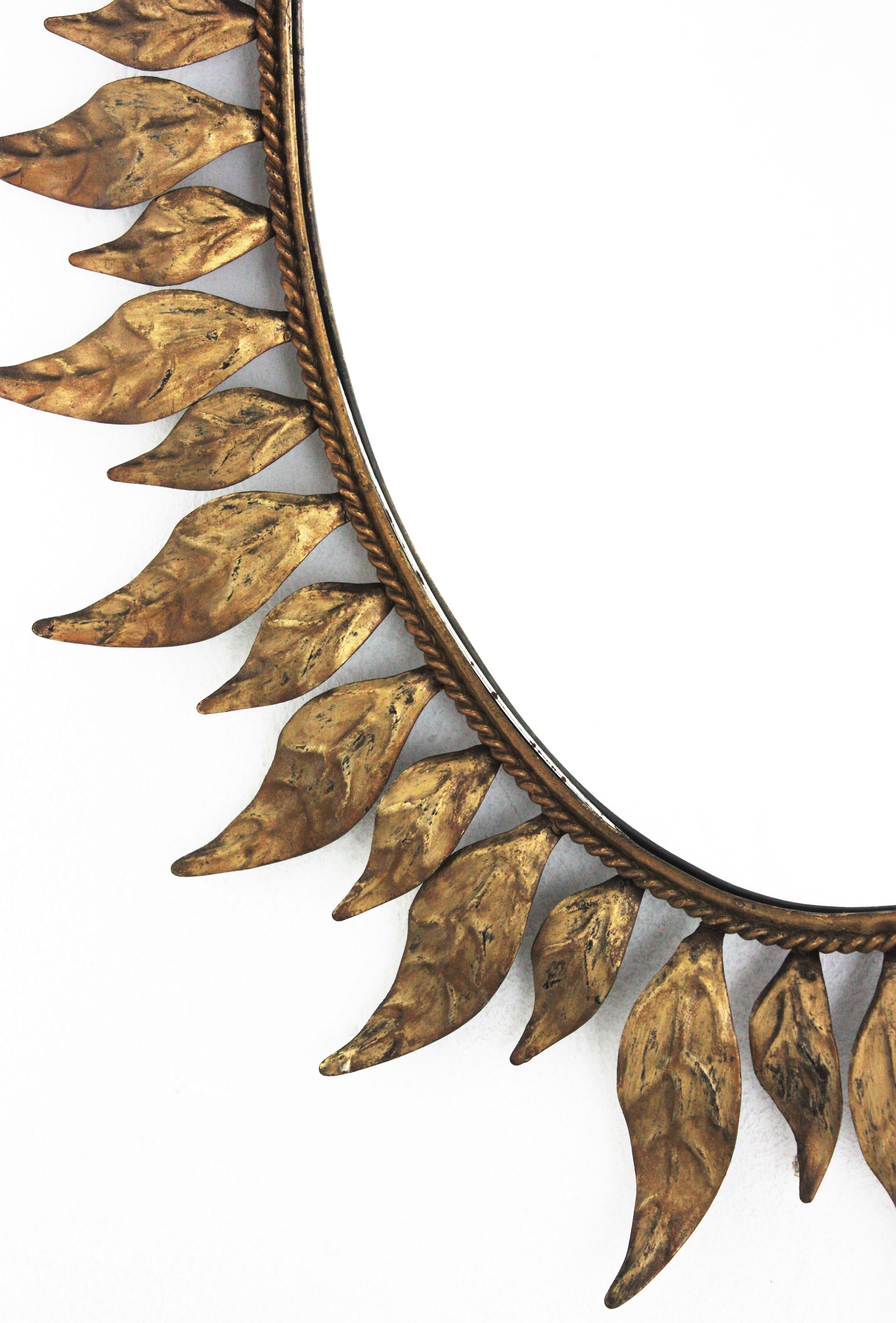 Métal Miroir ovale Sunburst en métal doré avec cadre laqué en vente