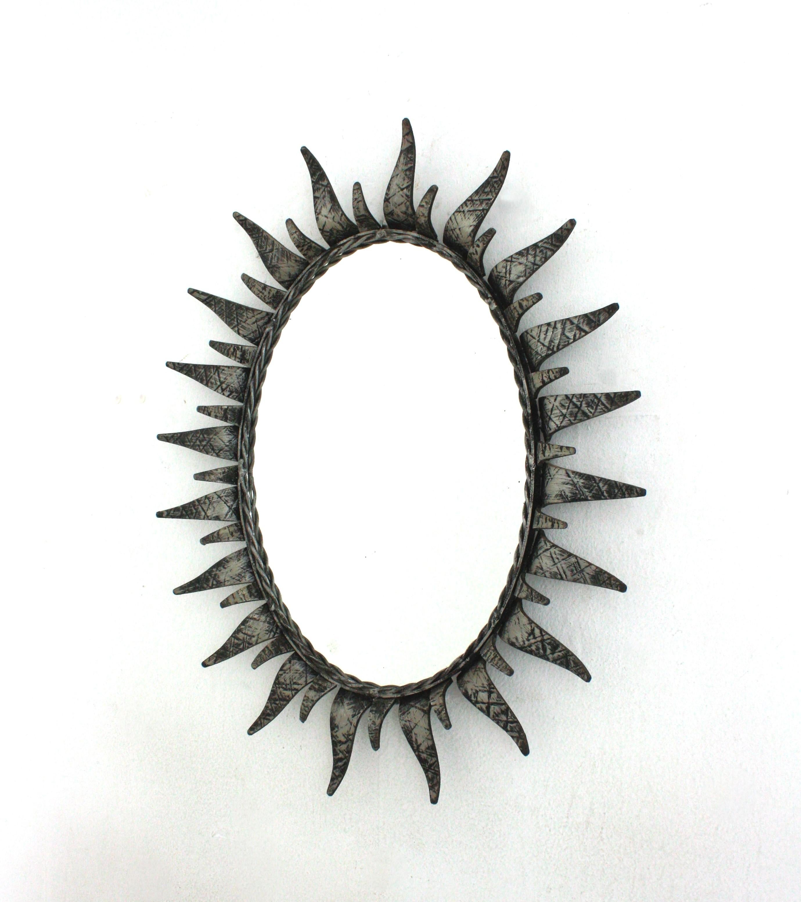 Ovaler Spiegel Sunburst aus patiniertem Eisen in Silber im Angebot 2