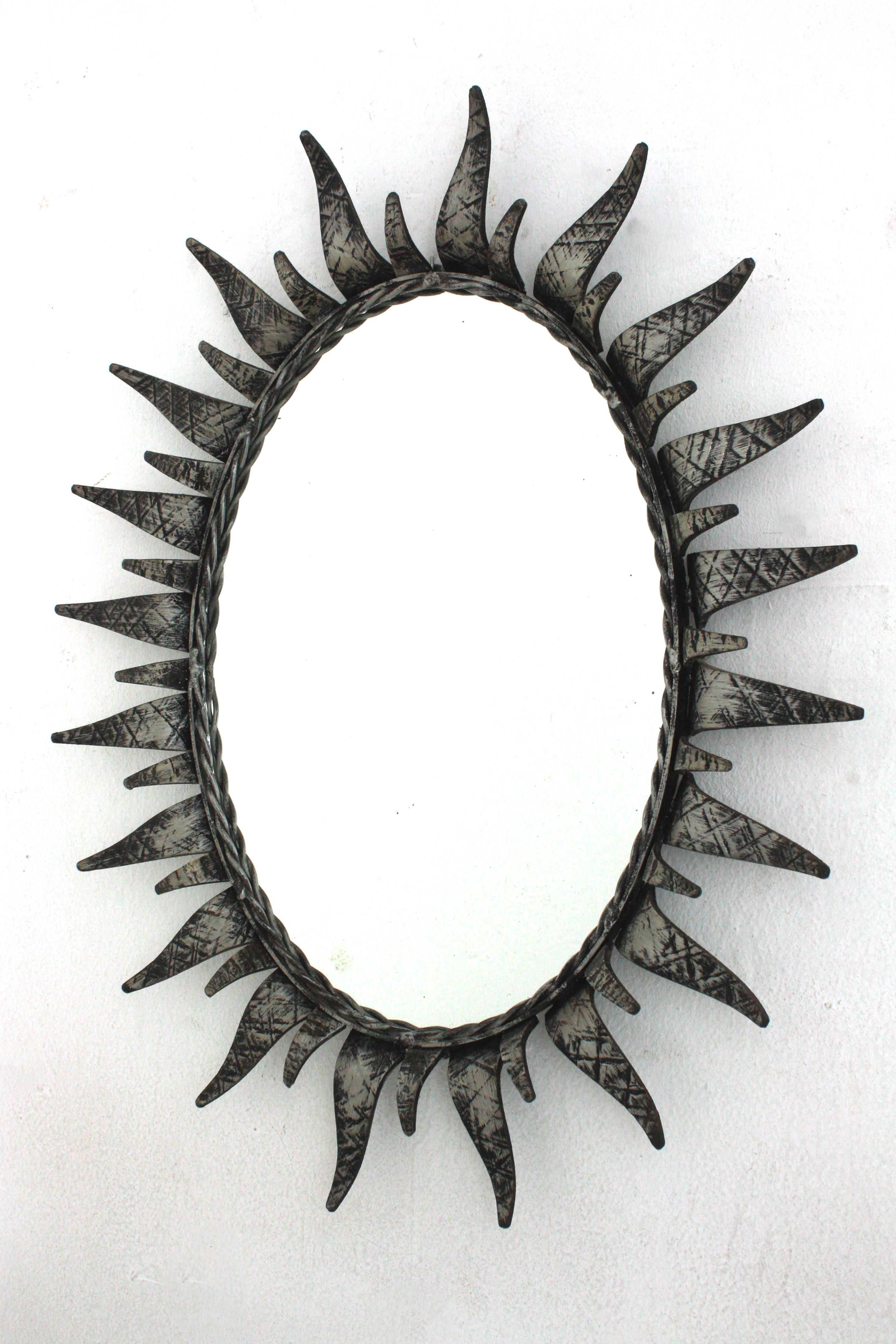 Ovaler Spiegel Sunburst aus patiniertem Eisen in Silber im Angebot 3