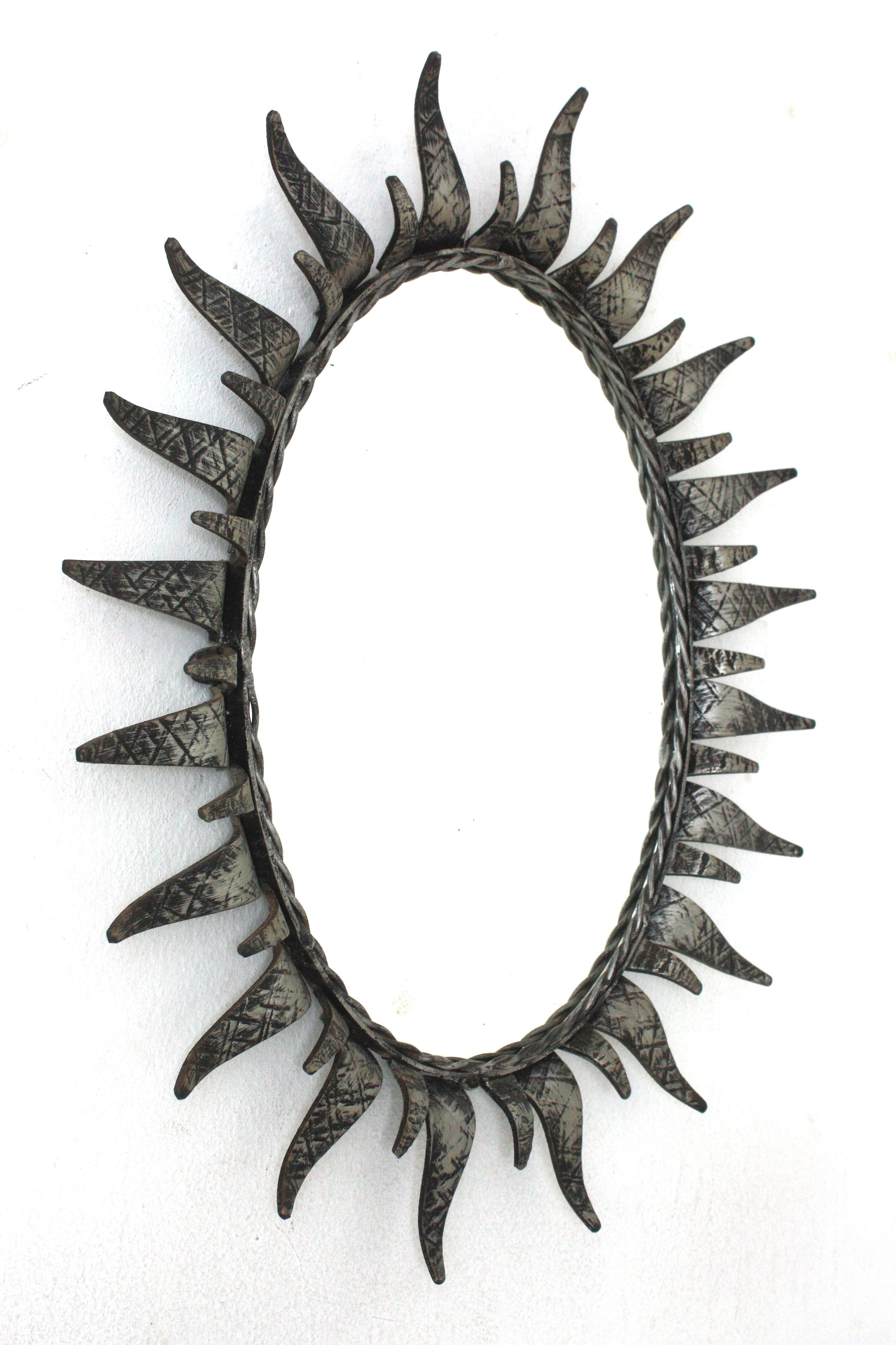 Ovaler Spiegel Sunburst aus patiniertem Eisen in Silber (Spanisch) im Angebot