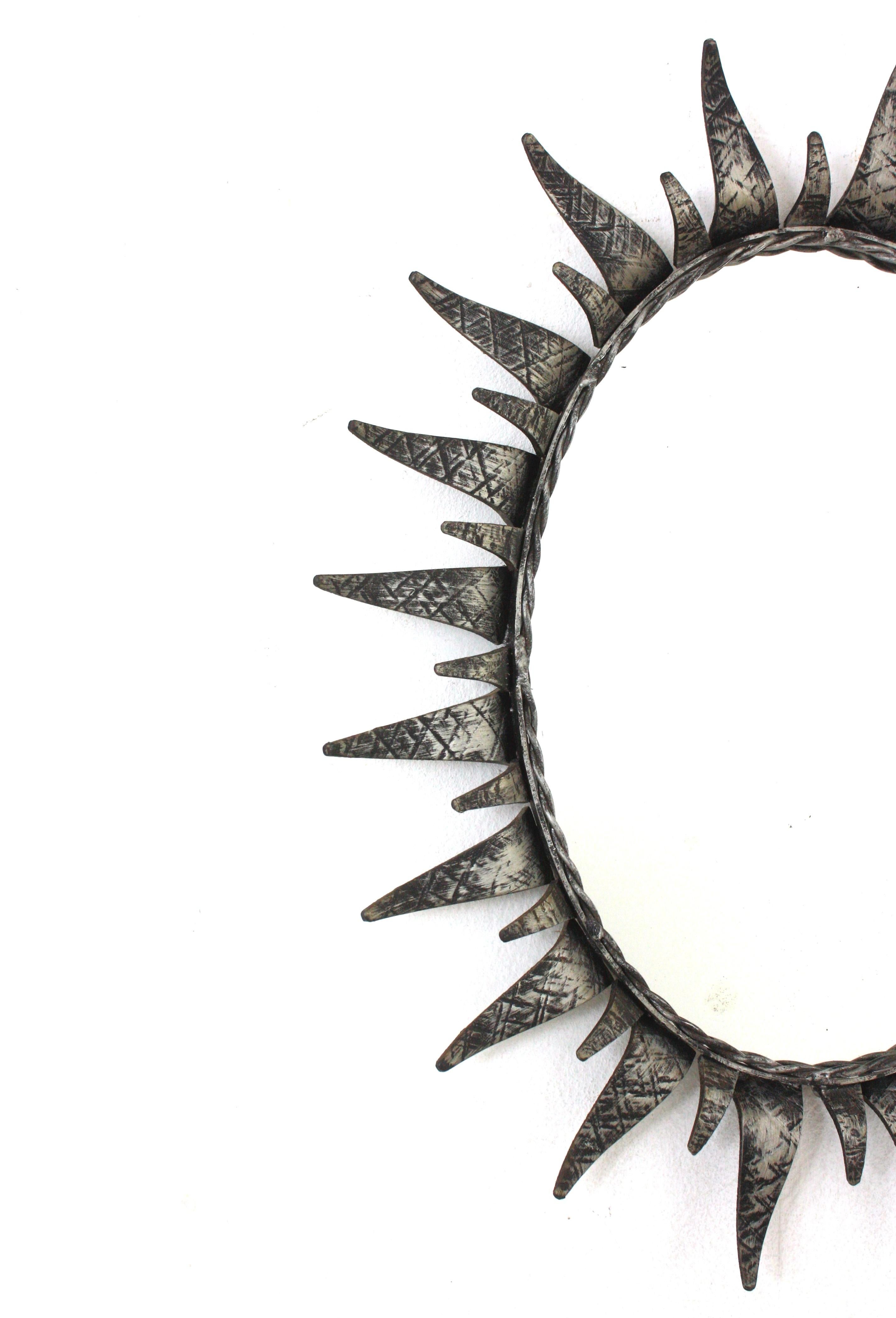 Ovaler Spiegel Sunburst aus patiniertem Eisen in Silber im Zustand „Gut“ im Angebot in Barcelona, ES