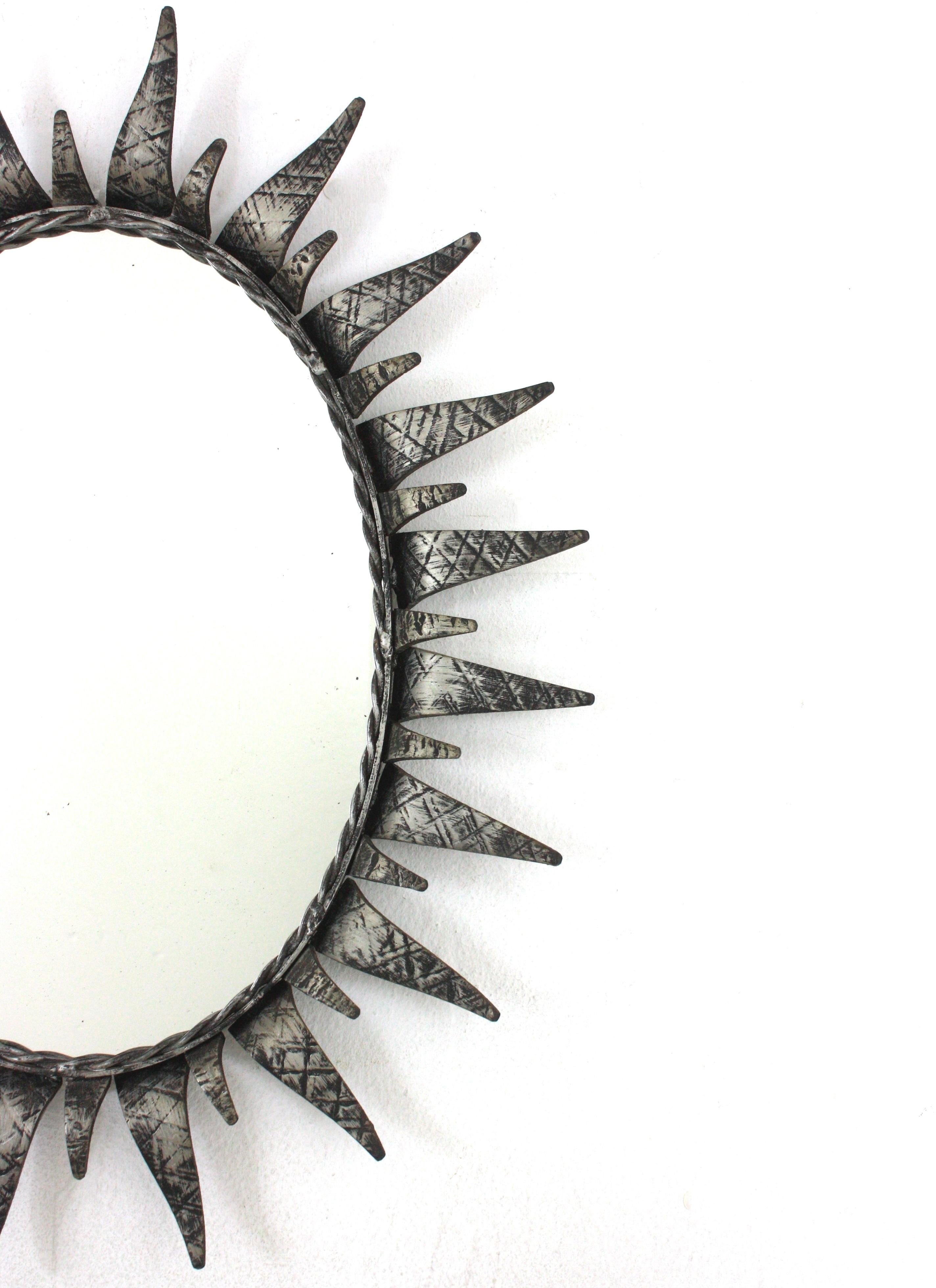 Ovaler Spiegel Sunburst aus patiniertem Eisen in Silber (20. Jahrhundert) im Angebot