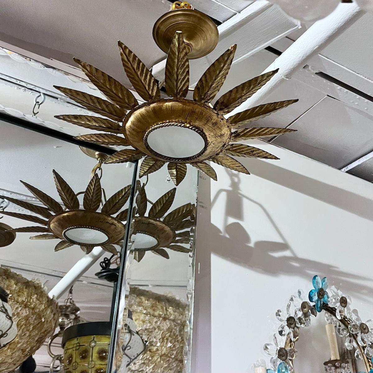 Un aplique italiano de la década de 1950 con una luz interior.

Medidas:
Diámetro: 13,5
Caída: 7