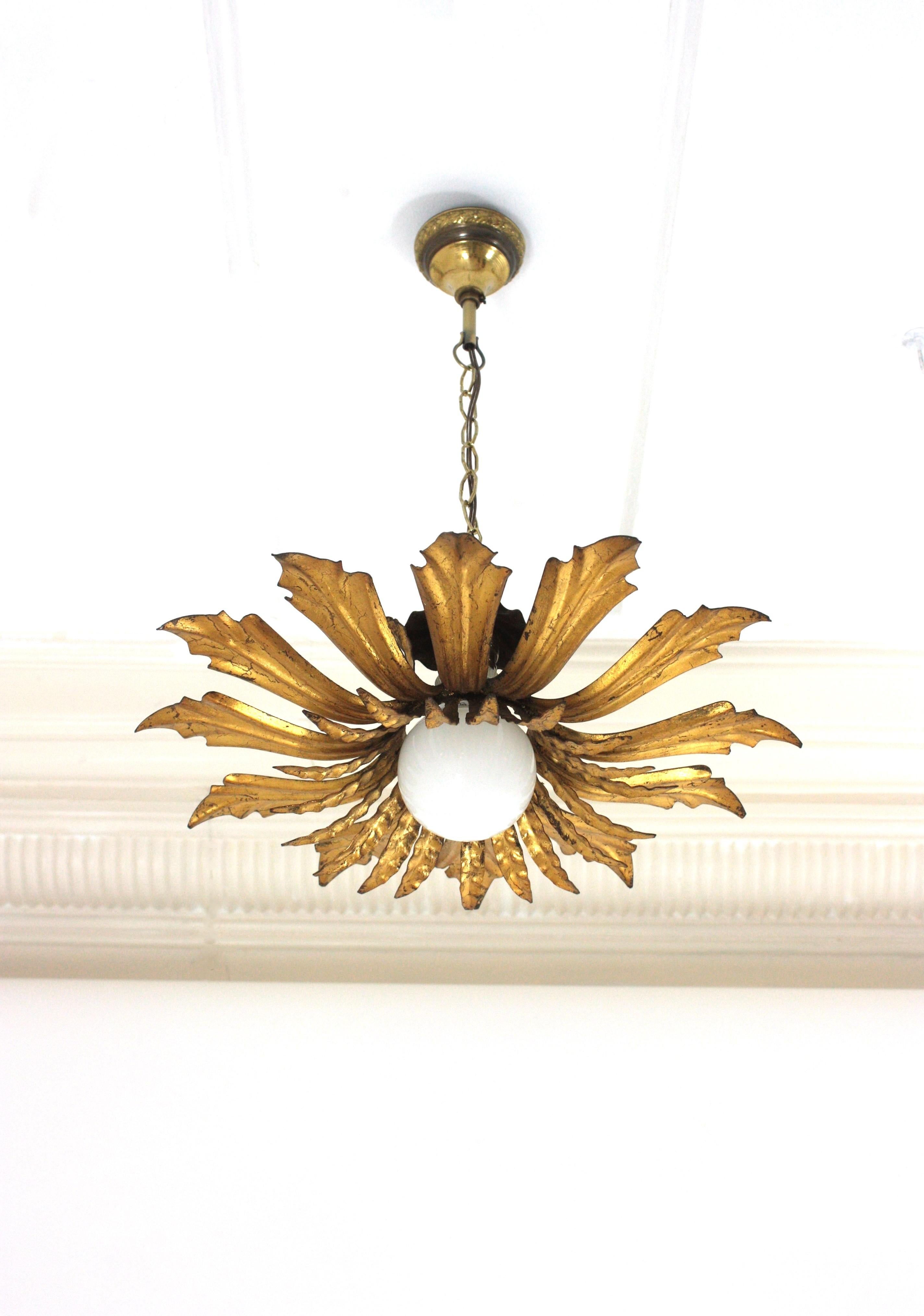 Hollywood Regency Lampada a sospensione o plafoniera a incasso in metallo dorato, anni '40 in vendita