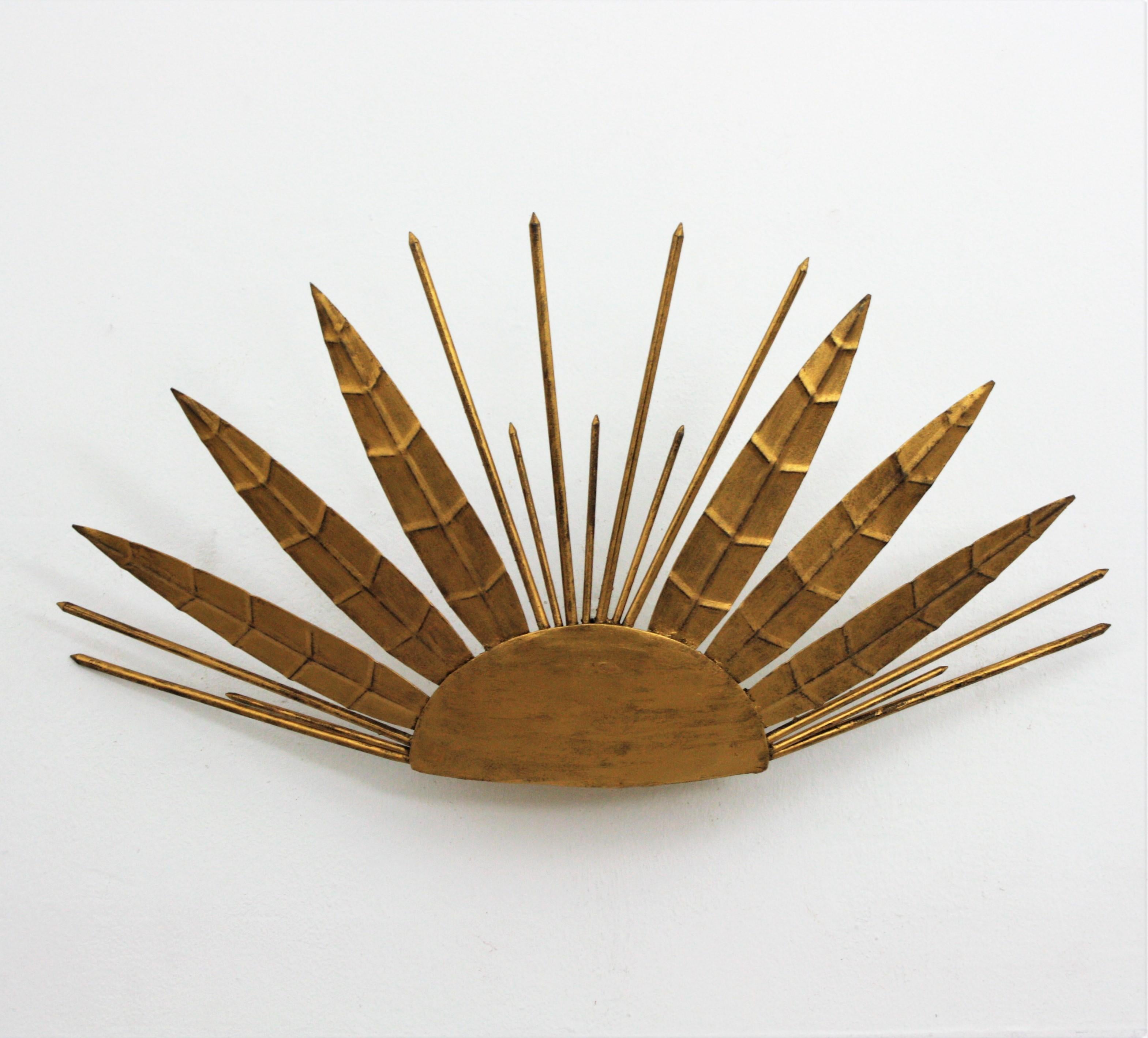 Sunburst Raising Sun French Wall Light in Gilt Wrought Iron In Good Condition For Sale In Barcelona, ES