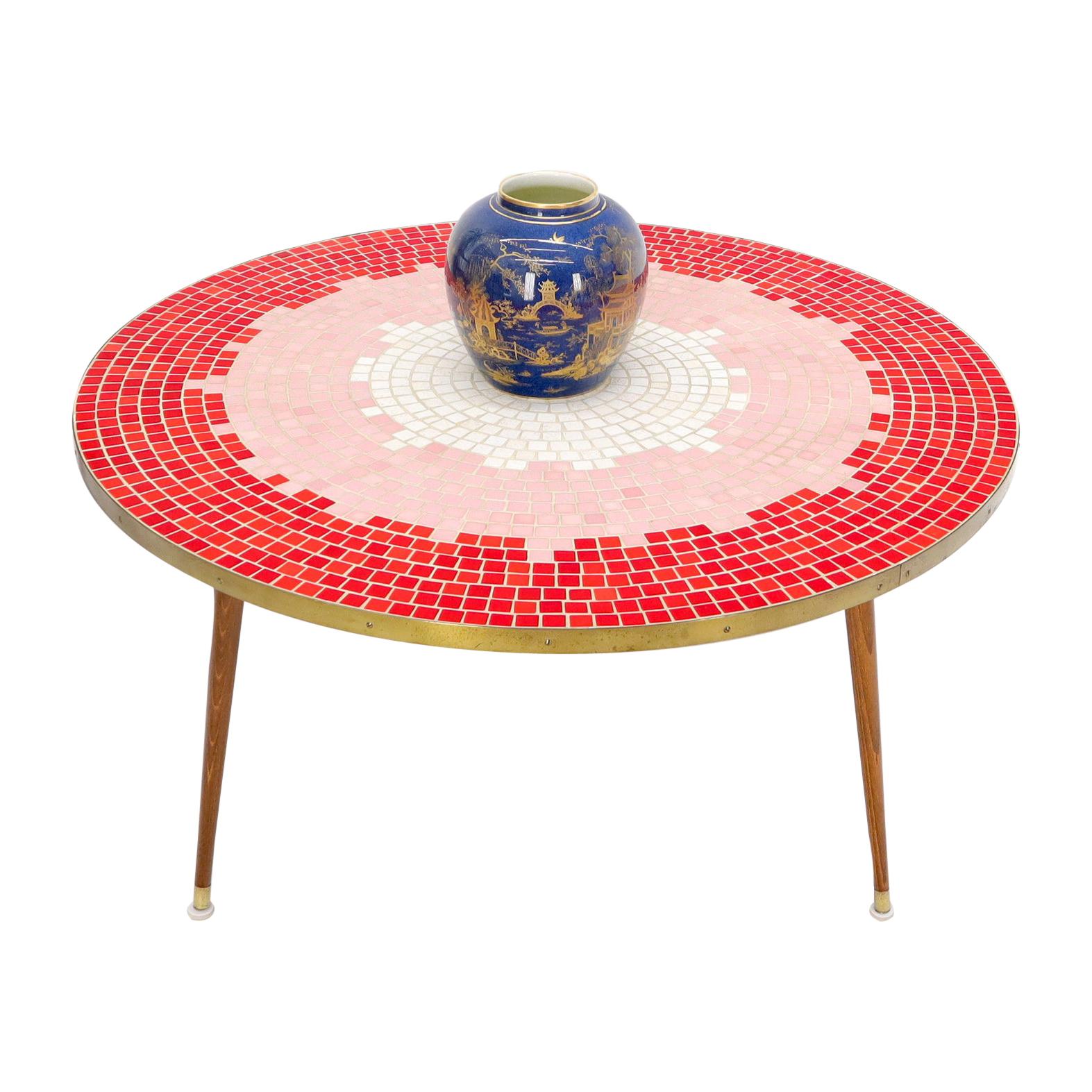 Table basse ronde en mosaïque de carreaux rouges Sunburst, mi-siècle moderne
