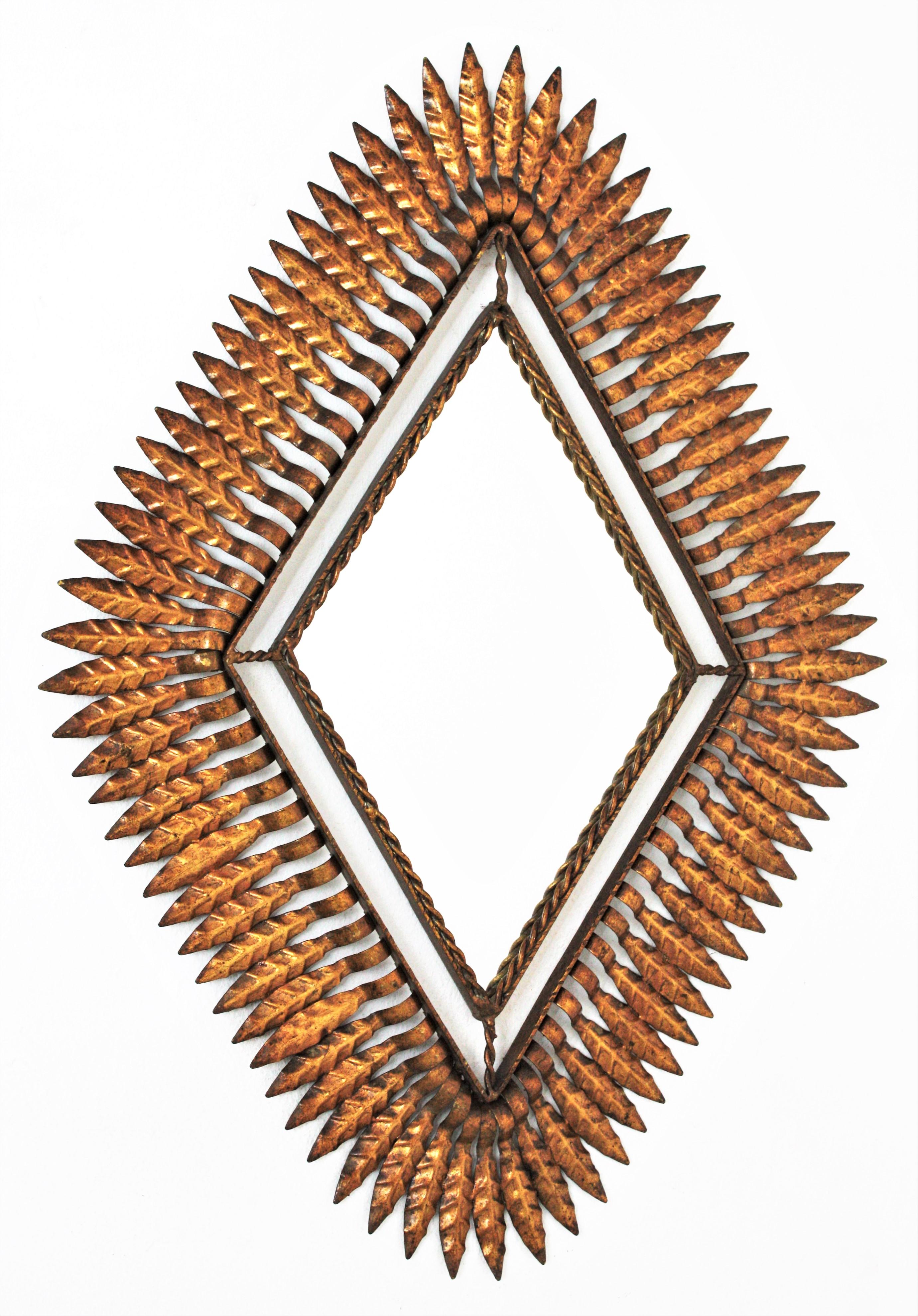 Espagnol Miroir Sunburst / Rhombus en métal doré en vente