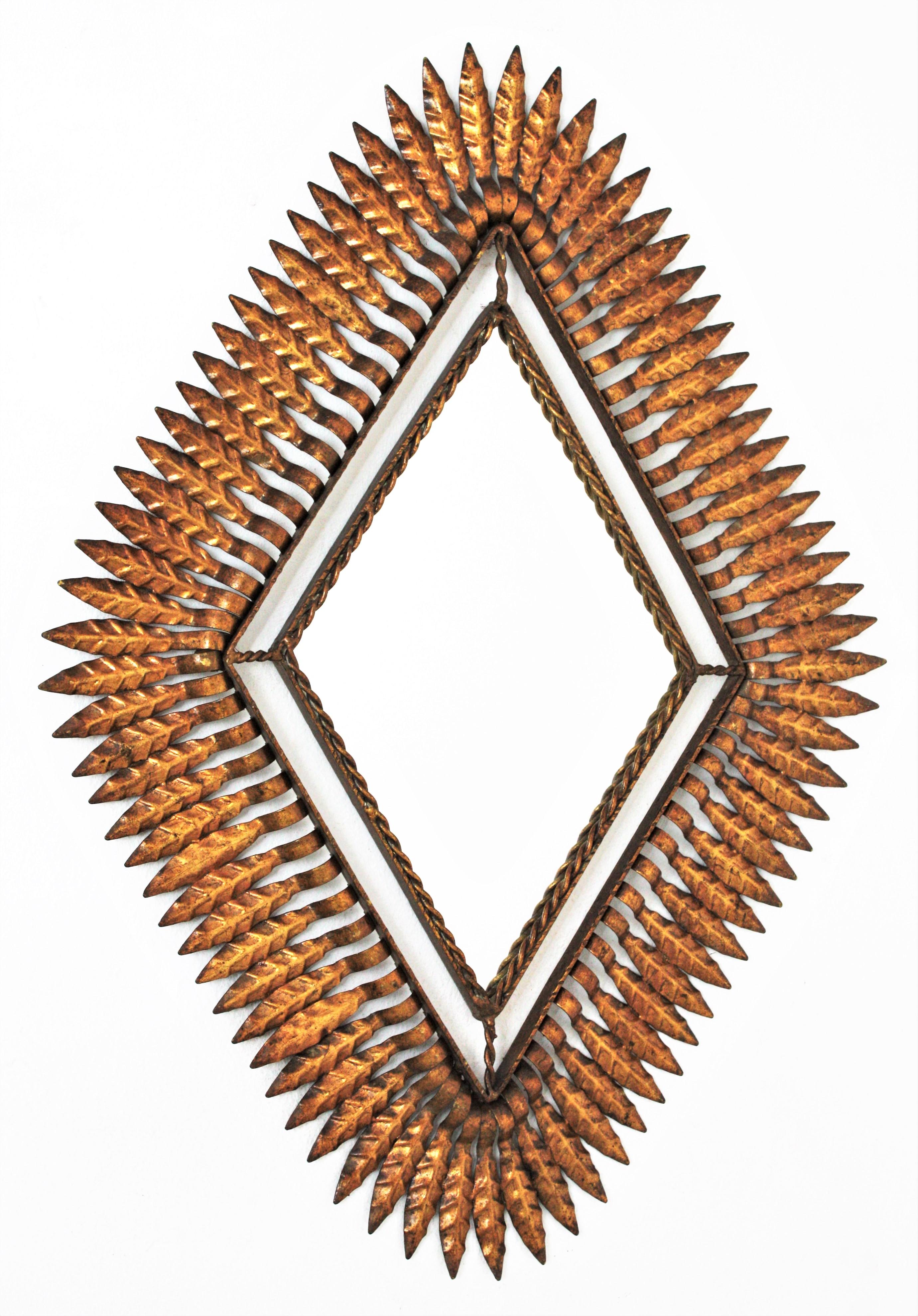 Rhombus-Spiegel / Sonnenschliff-Spiegel aus vergoldetem Metall, 1950er Jahre (Spanisch) im Angebot