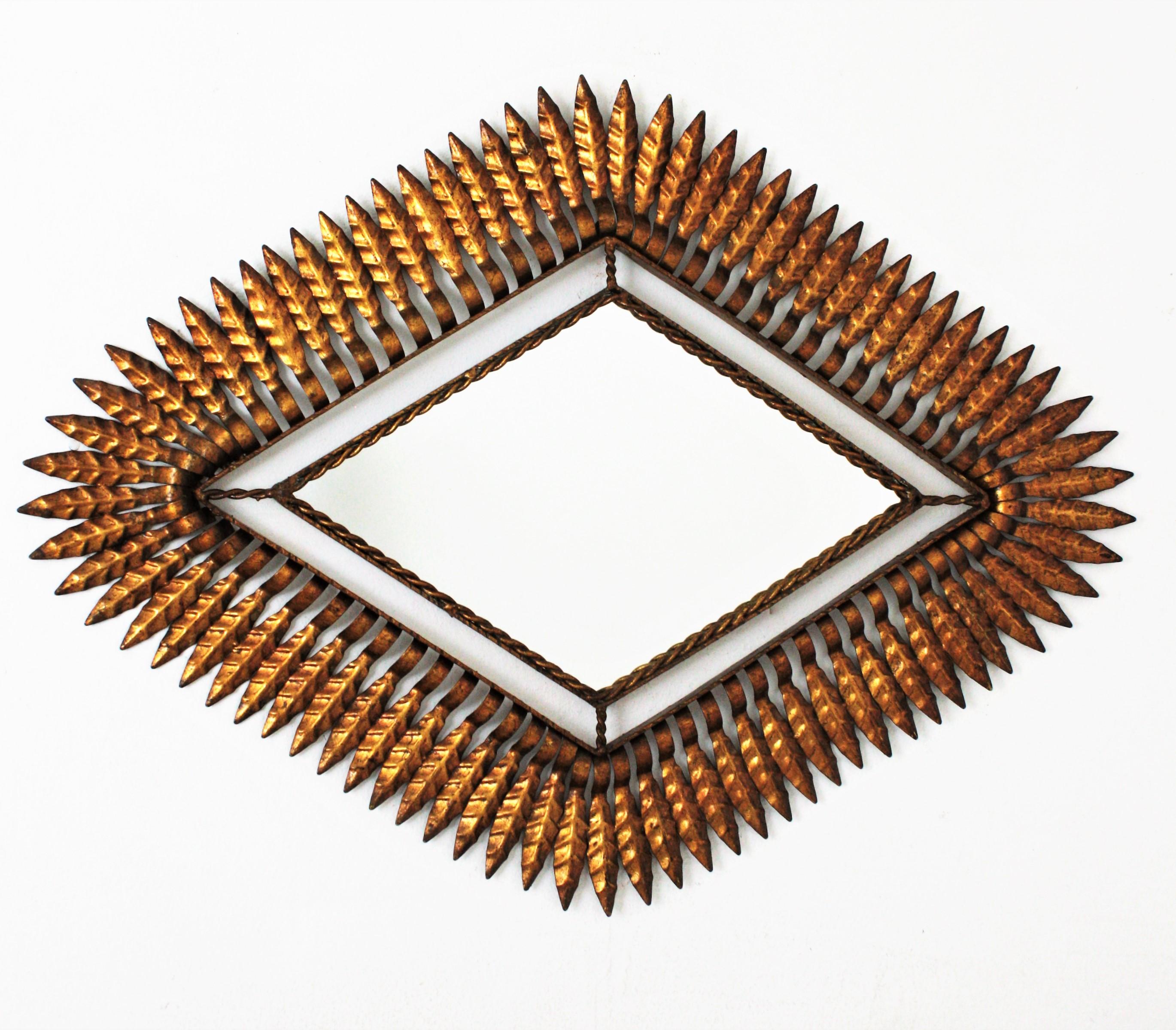 Rhombus-Spiegel / Sonnenschliff-Spiegel aus vergoldetem Metall, 1950er Jahre im Zustand „Gut“ im Angebot in Barcelona, ES