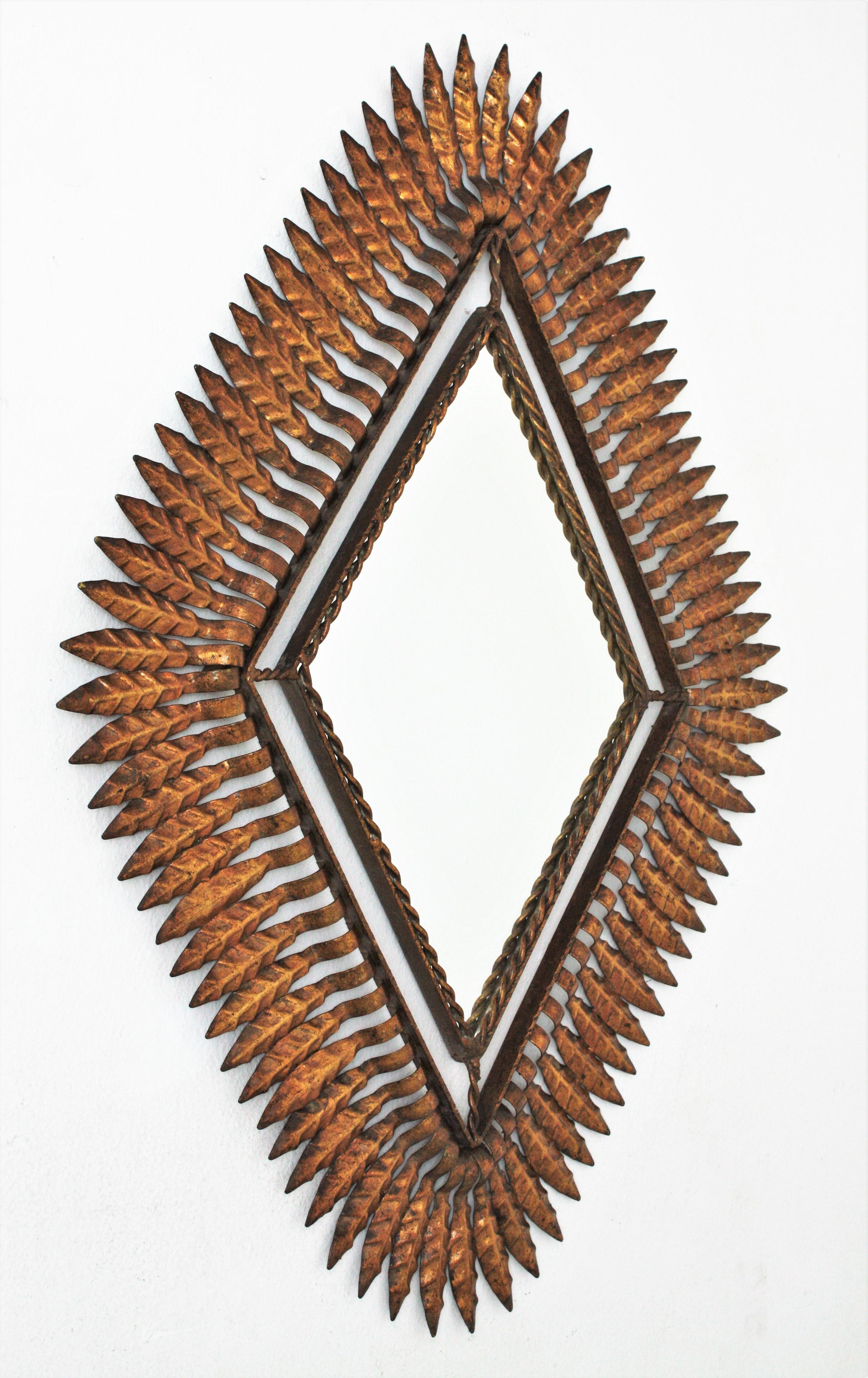 Rhombus-Spiegel / Sonnenschliff-Spiegel aus vergoldetem Metall, 1950er Jahre (20. Jahrhundert) im Angebot