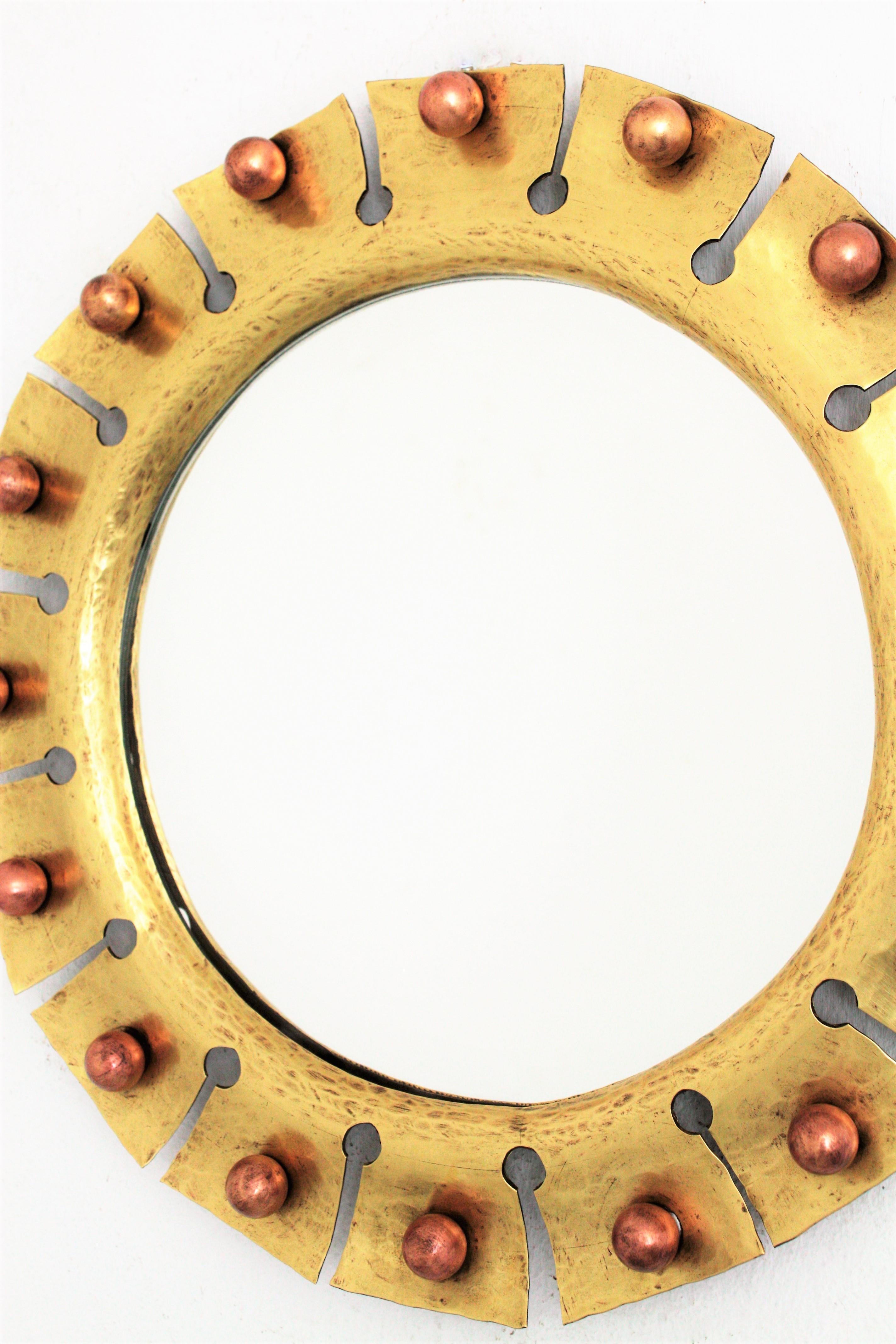 Sunburst Round Mirror in Brass with Copper Balls Accents In Excellent Condition For Sale In Barcelona, ES