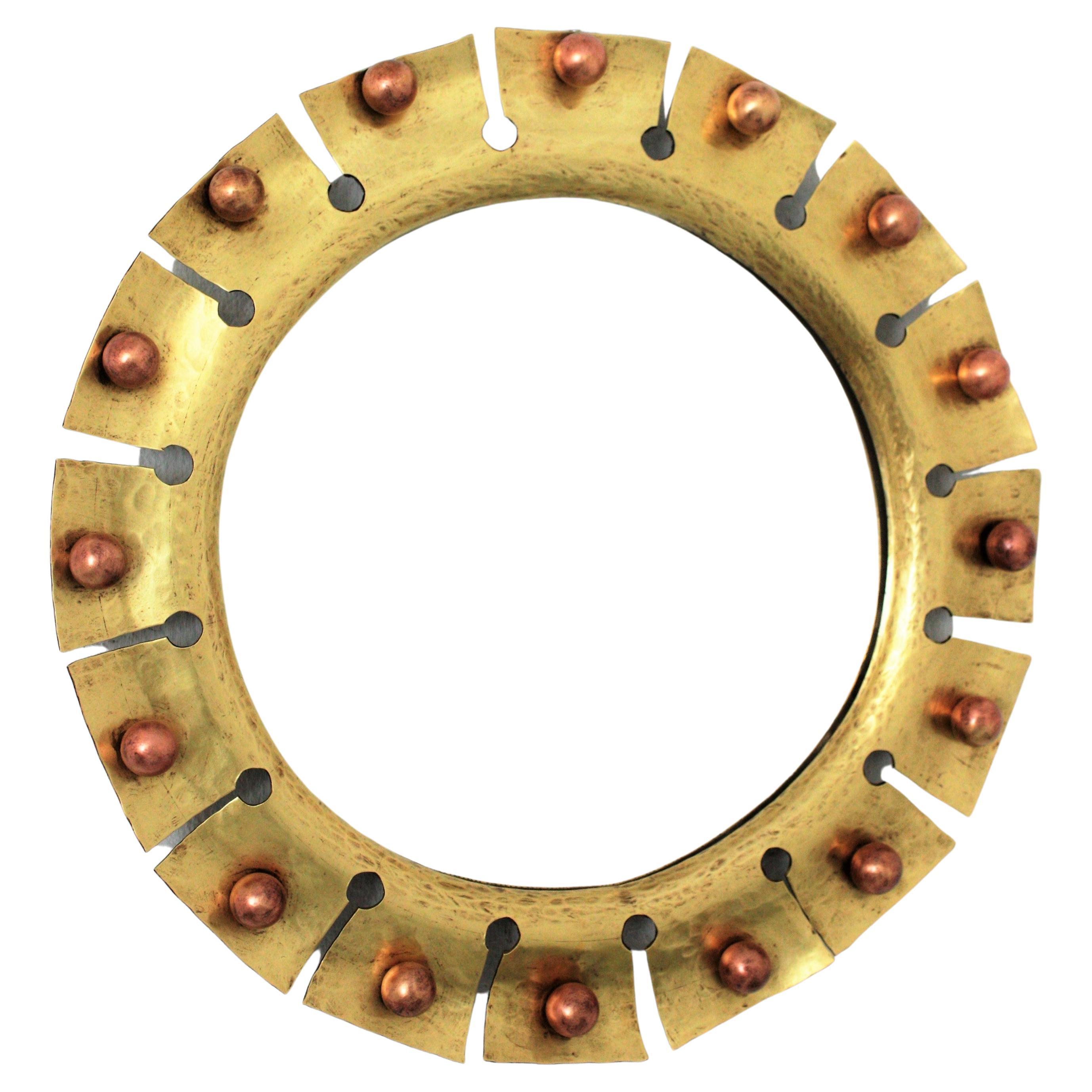 Espejo redondo Sunburst de latón con detalles de bolas de cobre en venta