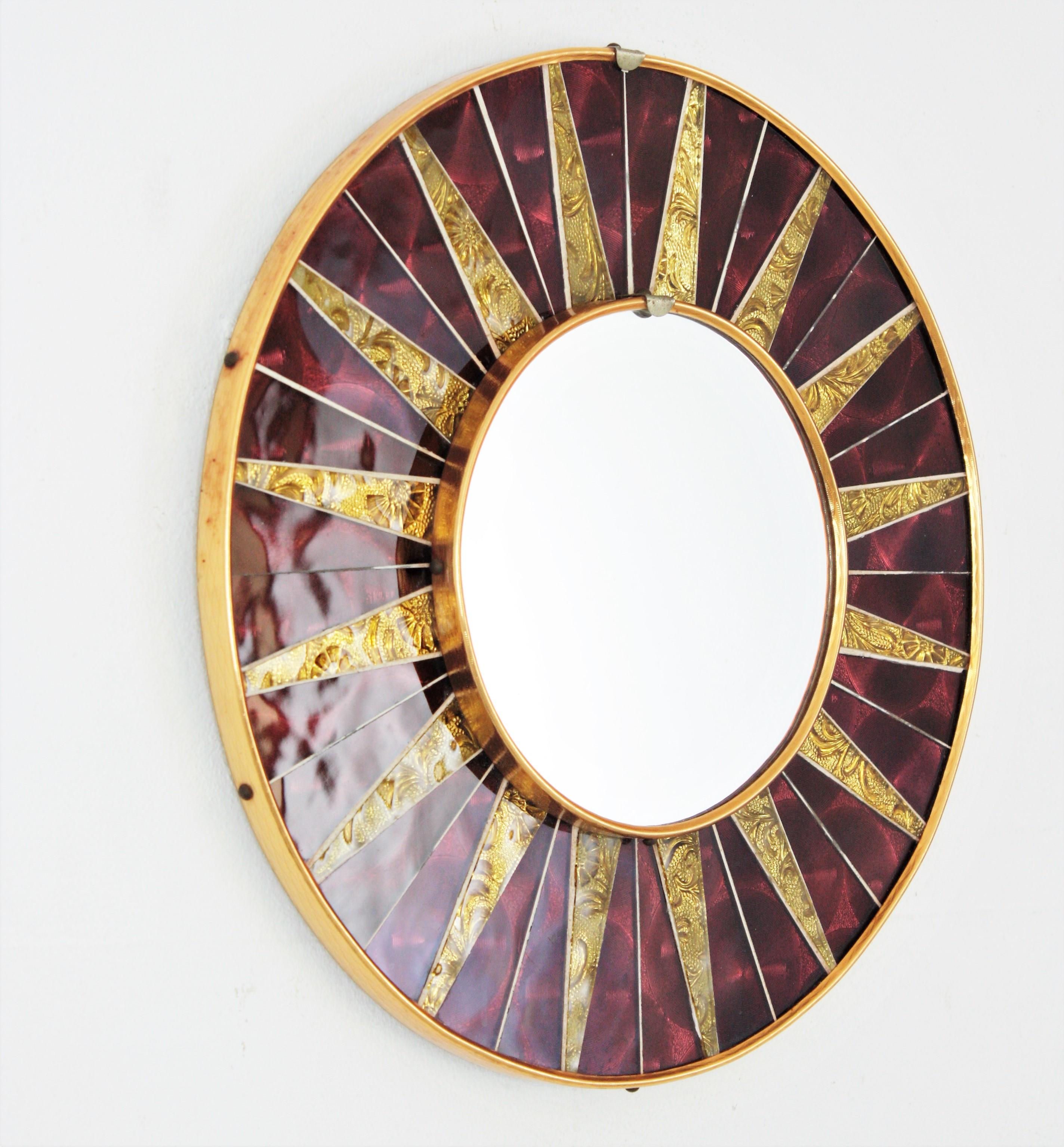 Miroir rond Sunburst avec cadre en mosaïque de verre doré grenat en vente 2
