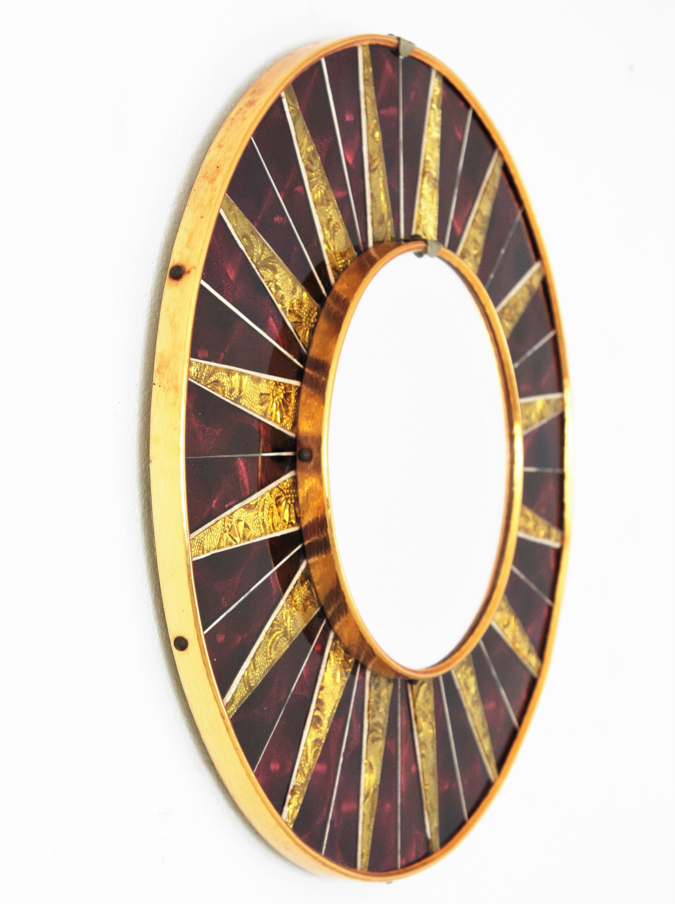 Runder Spiegel Sunburst mit granatgoldenem Glasmosaikrahmen (Moderne der Mitte des Jahrhunderts) im Angebot