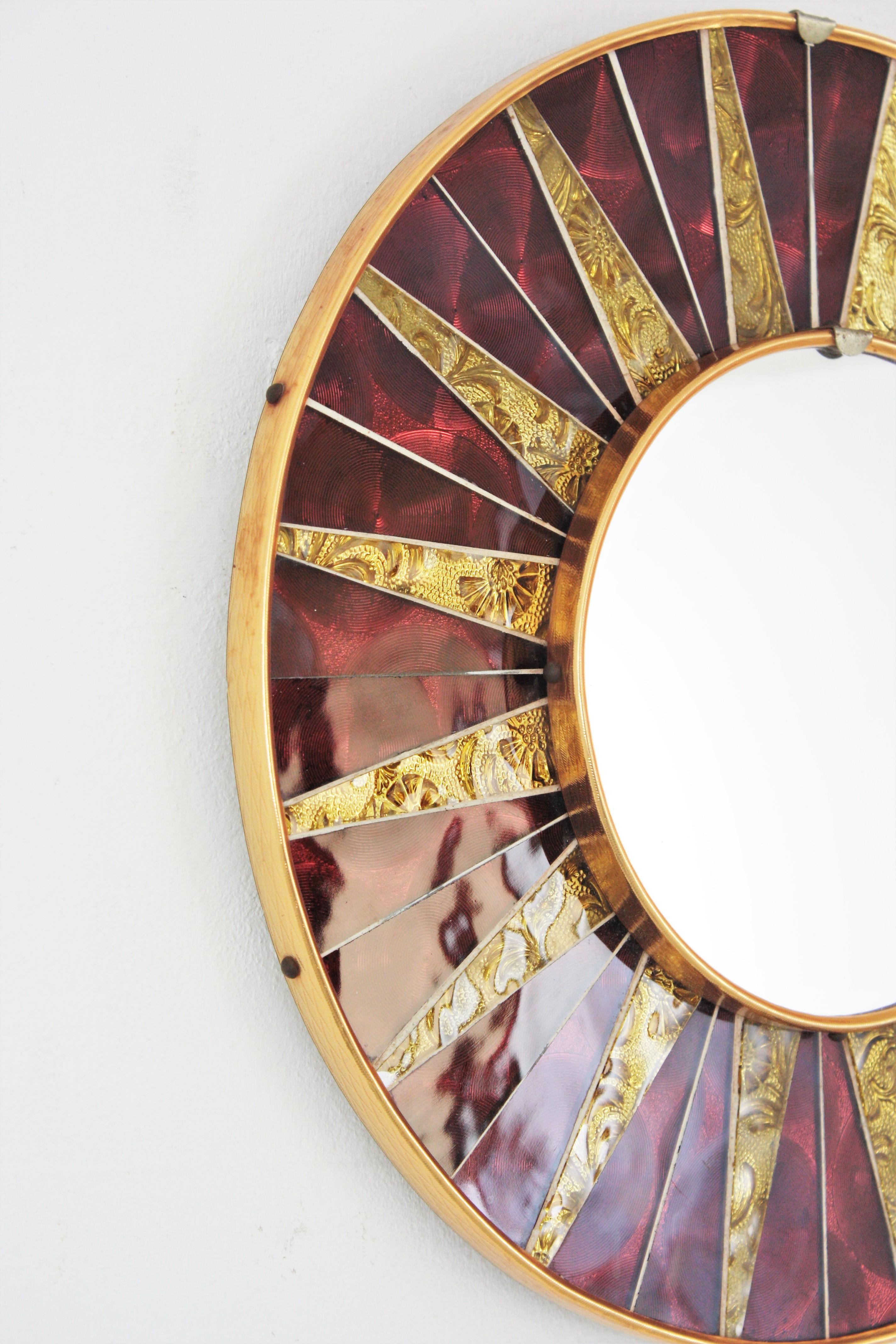 Mid-Century Modern Miroir rond Sunburst avec cadre en mosaïque de verre doré grenat en vente